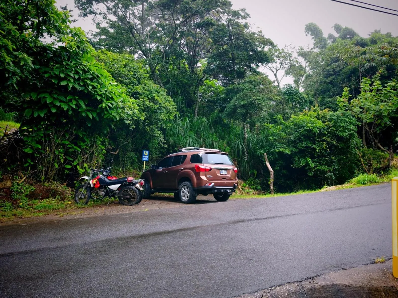 Parking in Cabinas El Pueblo B&B Monteverde