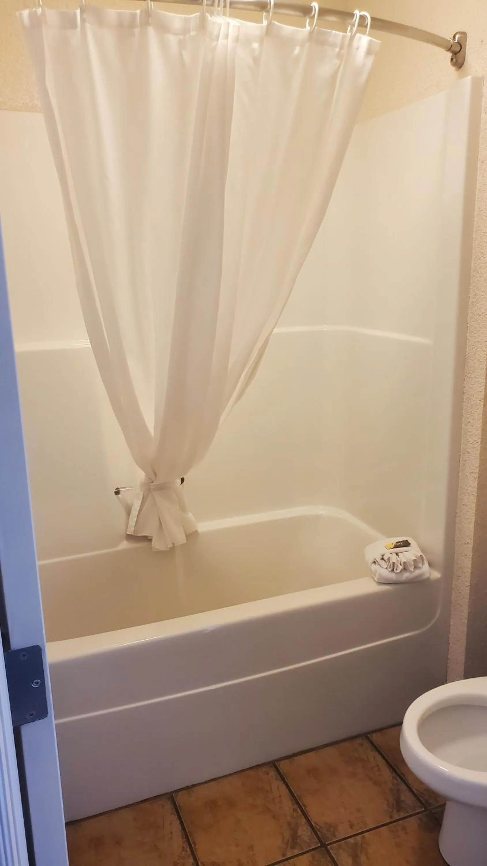 Shoreside Inn & Suites