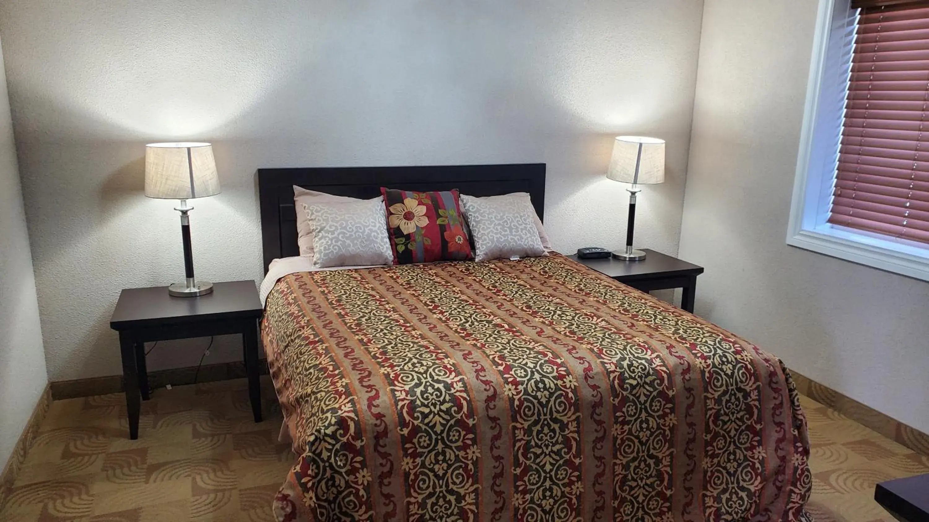 Deluxe One-Bedroom Suite in Shoreside Inn & Suites Deluxe One-Bedroom Suite in Shoreside Inn & Suites