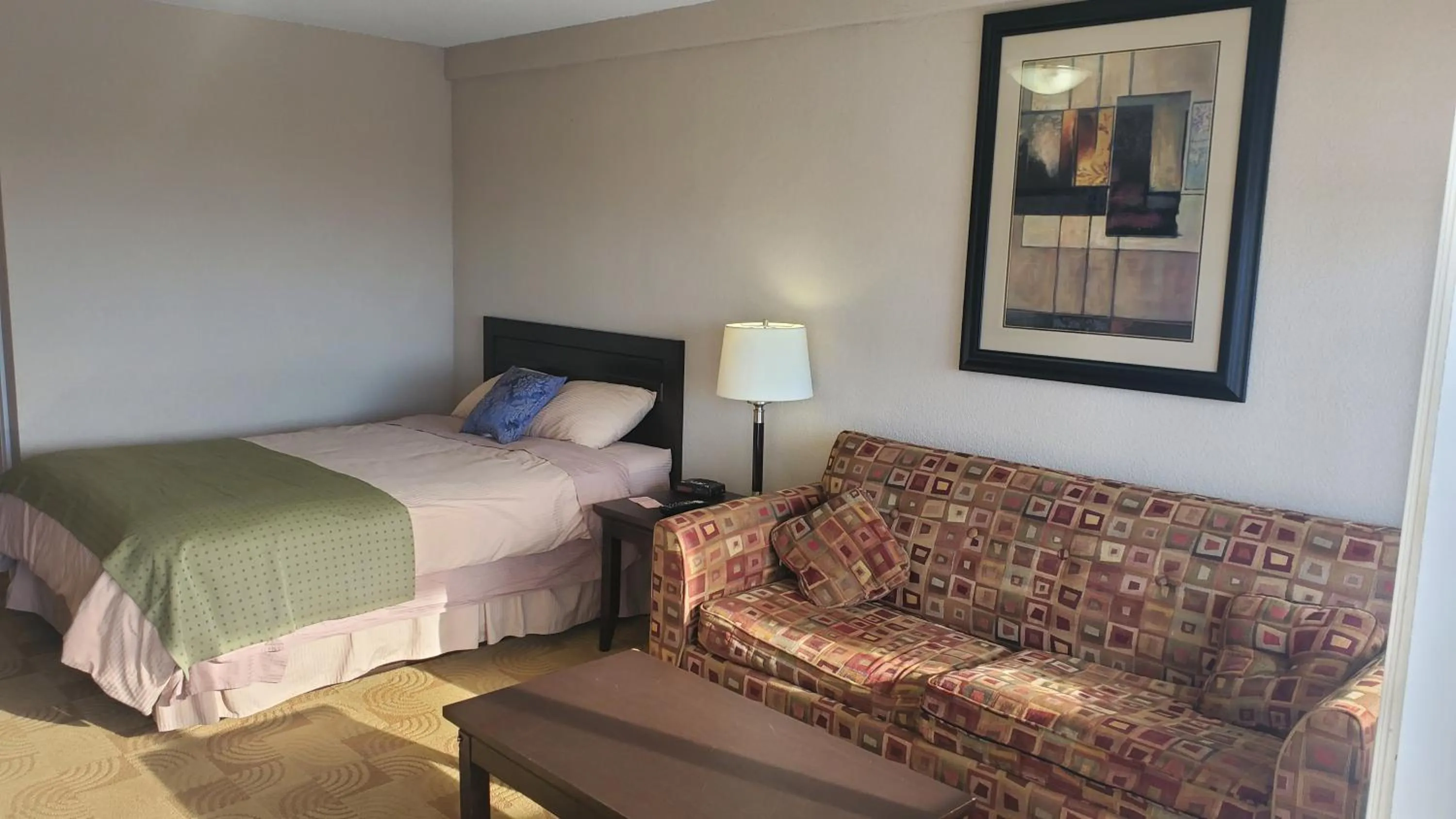 Bed in Shoreside Inn & Suites