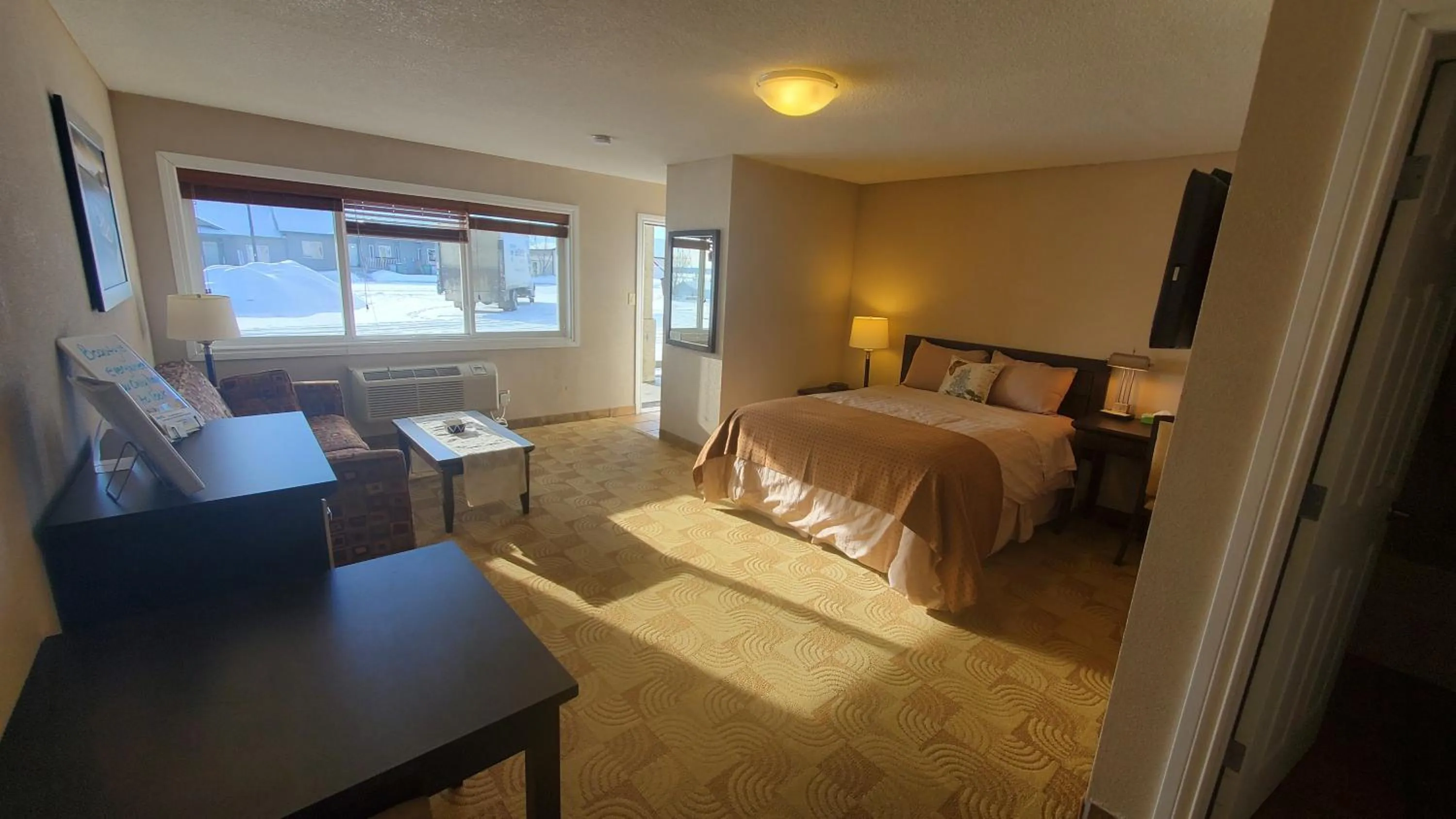 Bed in Shoreside Inn & Suites