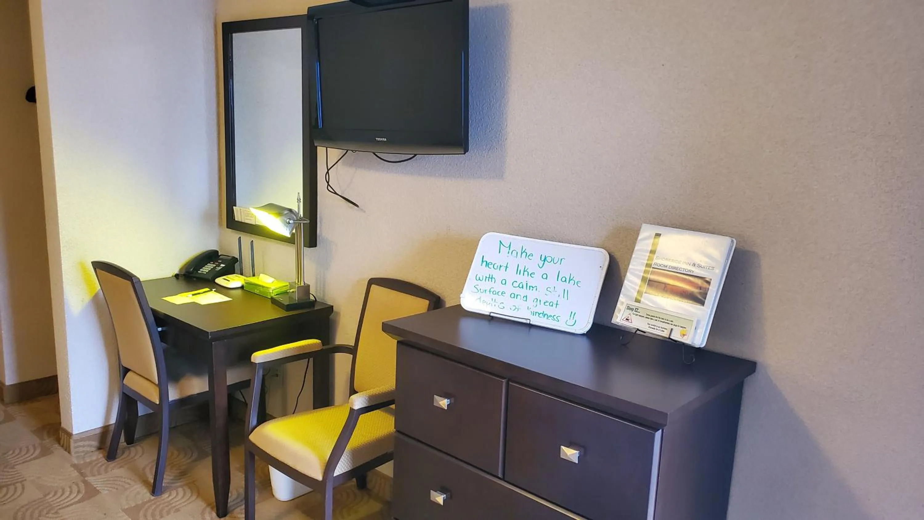 Shoreside Inn & Suites