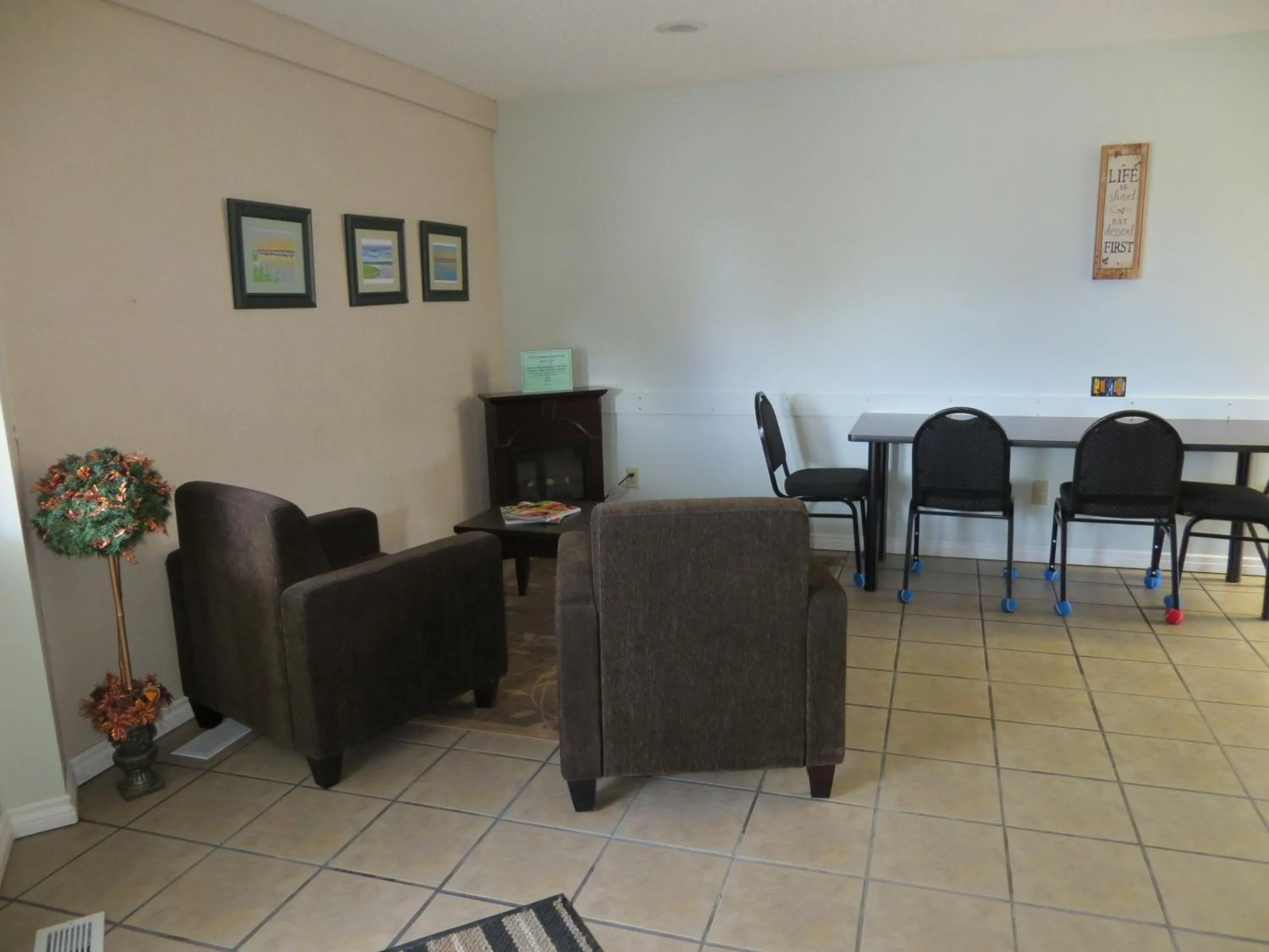 Communal lounge/ TV room in Shoreside Inn & Suites