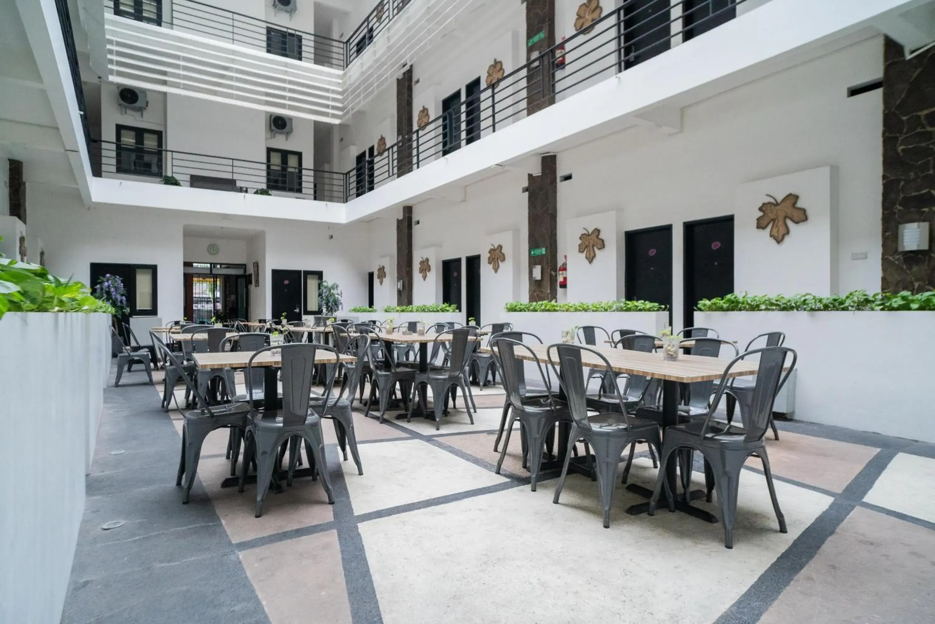 Restaurant/places to eat in Sans Hotel FiFFa Premiere Malang Restaurant/places to eat in Sans Hotel FiFFa Premiere Malang