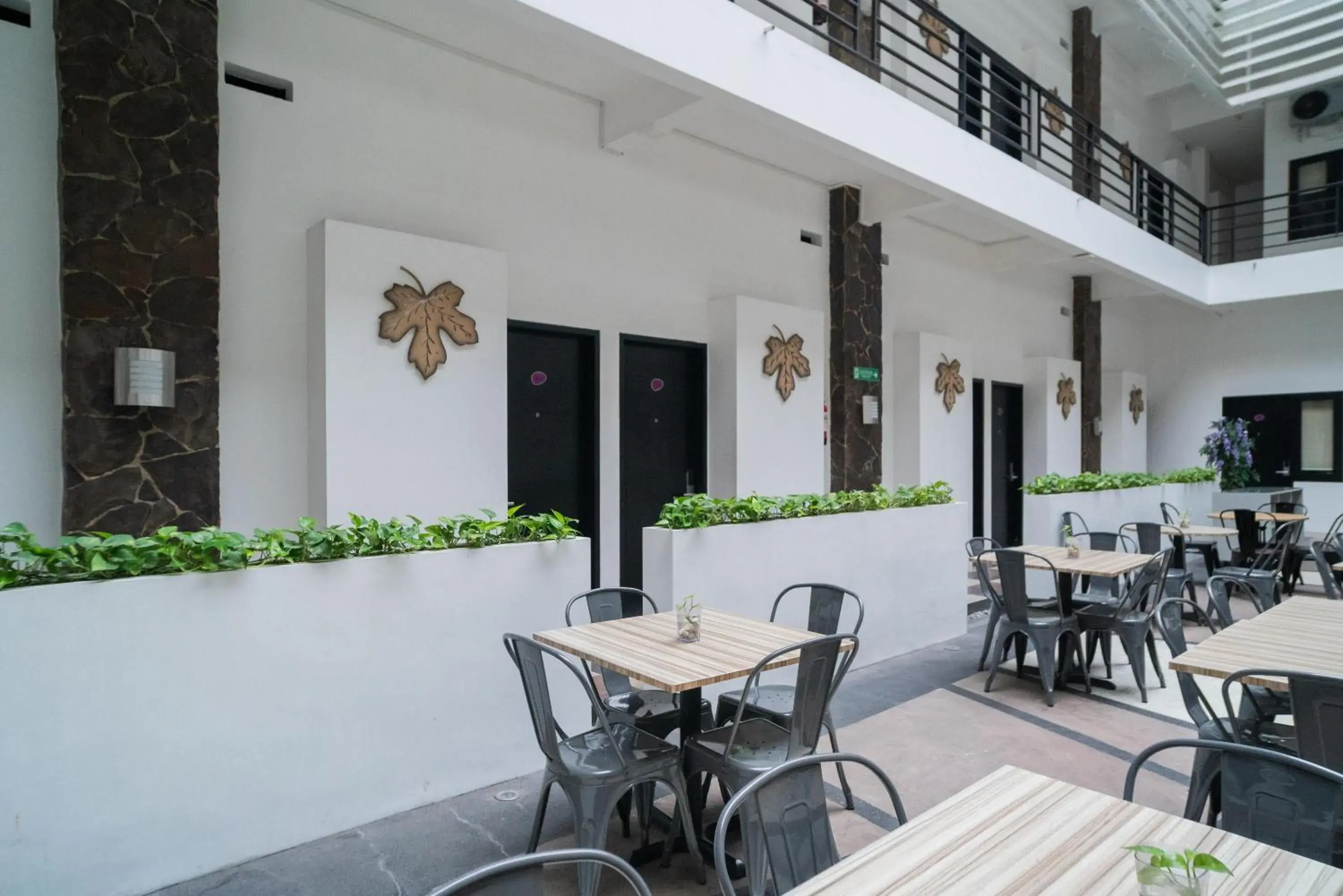 Lounge or bar in Sans Hotel FiFFa Premiere Malang Lounge or bar in Sans Hotel FiFFa Premiere Malang