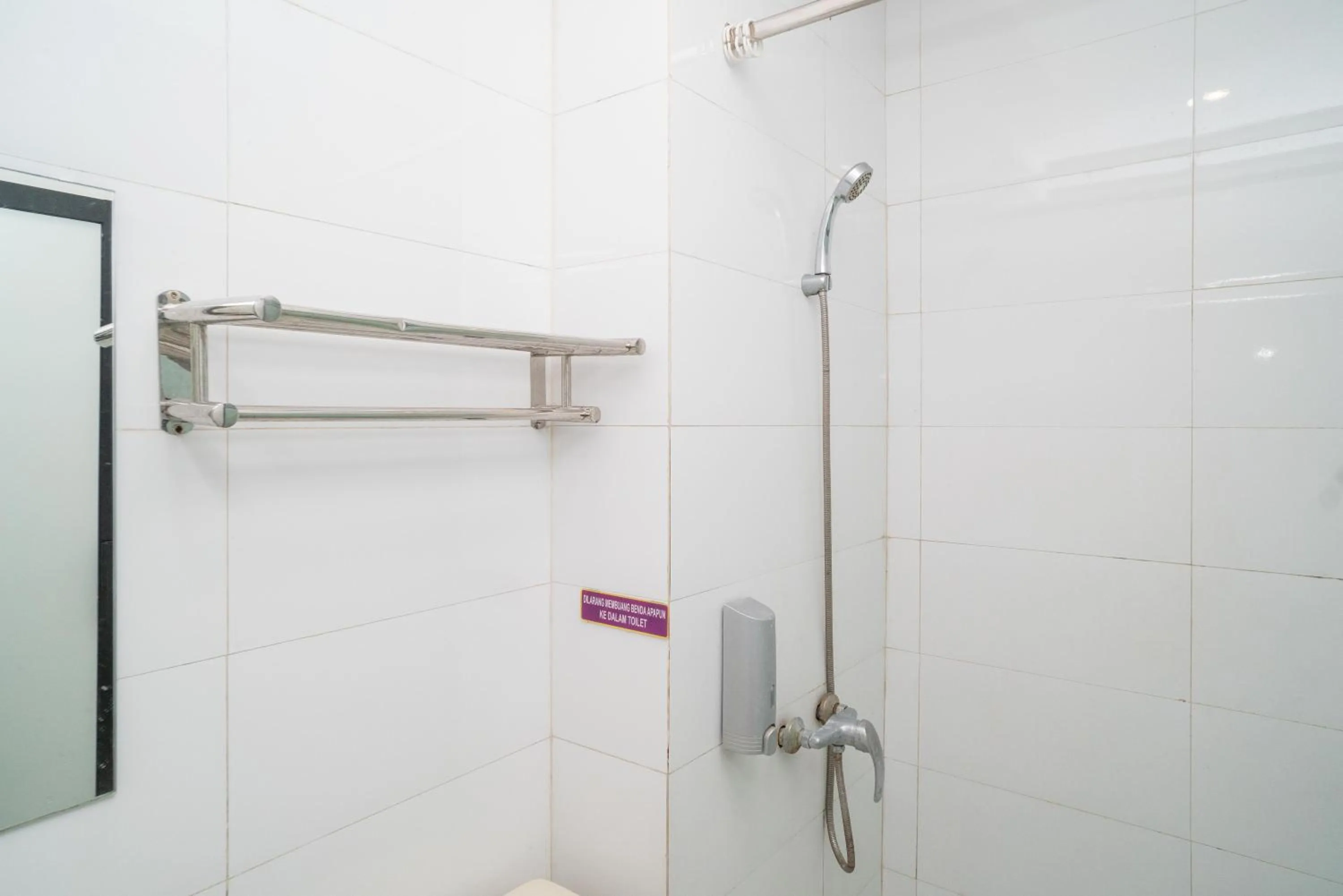 Bathroom in Sans Hotel FiFFa Premiere Malang