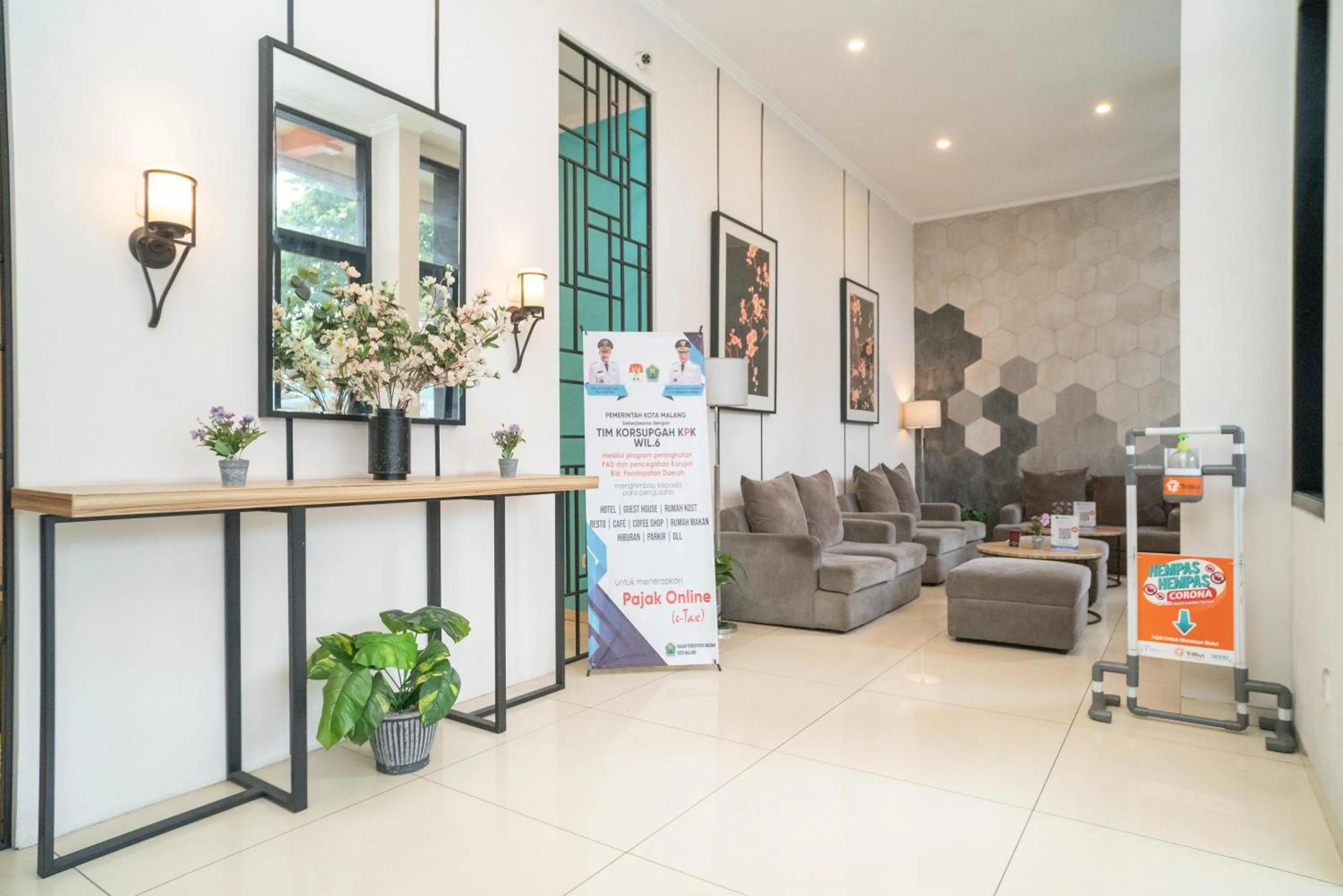 Lobby or reception in Sans Hotel FiFFa Premiere Malang