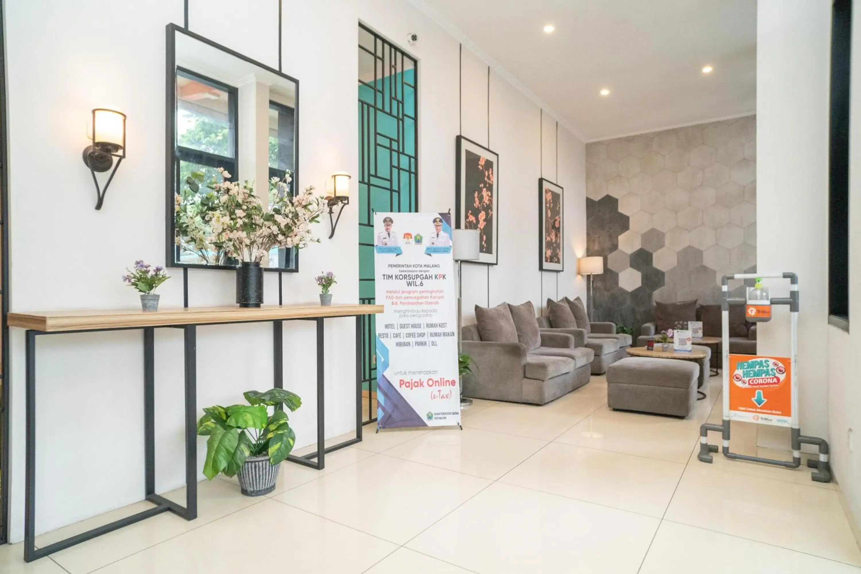 Lobby or reception in Sans Hotel FiFFa Premiere Malang Lobby or reception in Sans Hotel FiFFa Premiere Malang