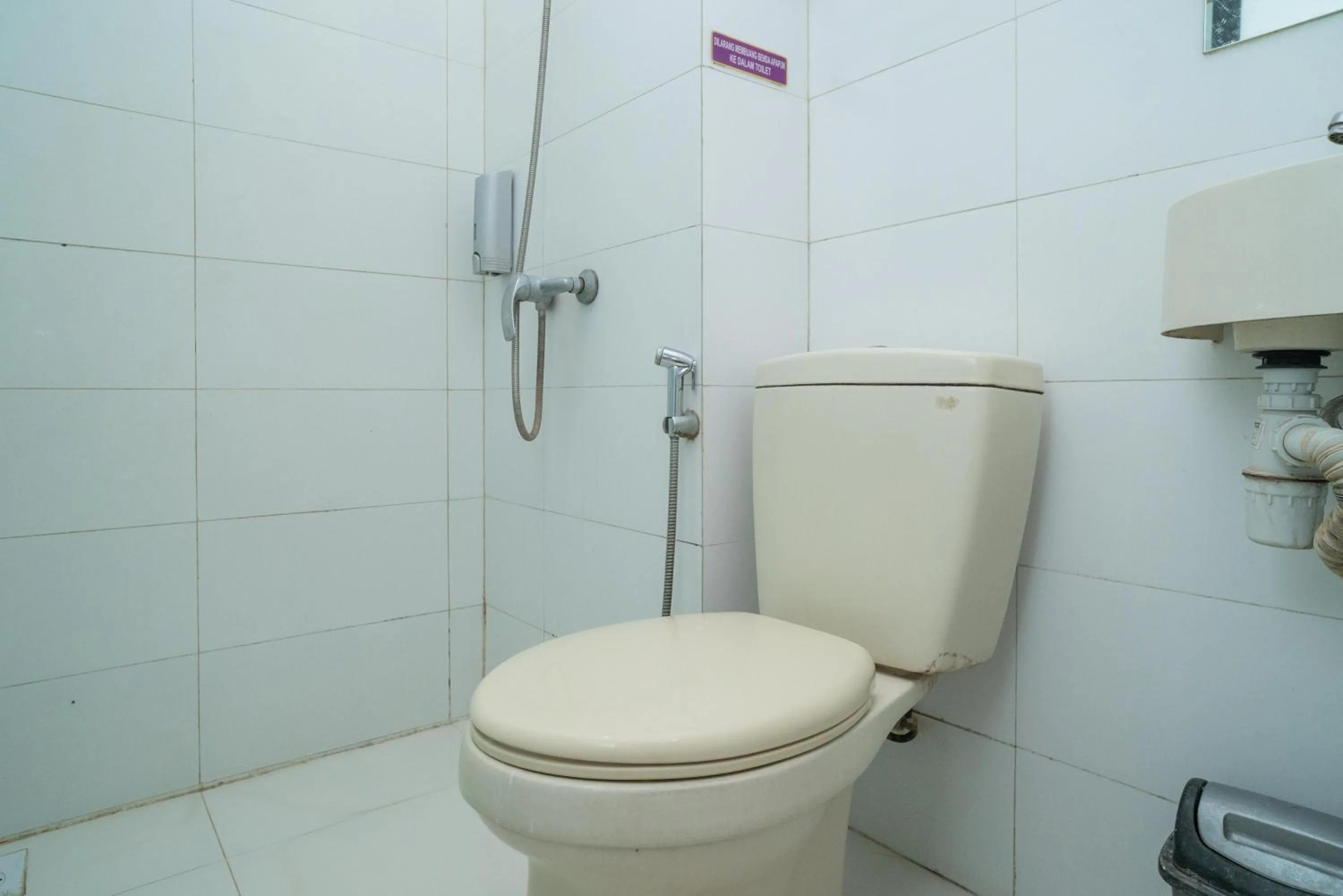 Bathroom in Sans Hotel FiFFa Premiere Malang