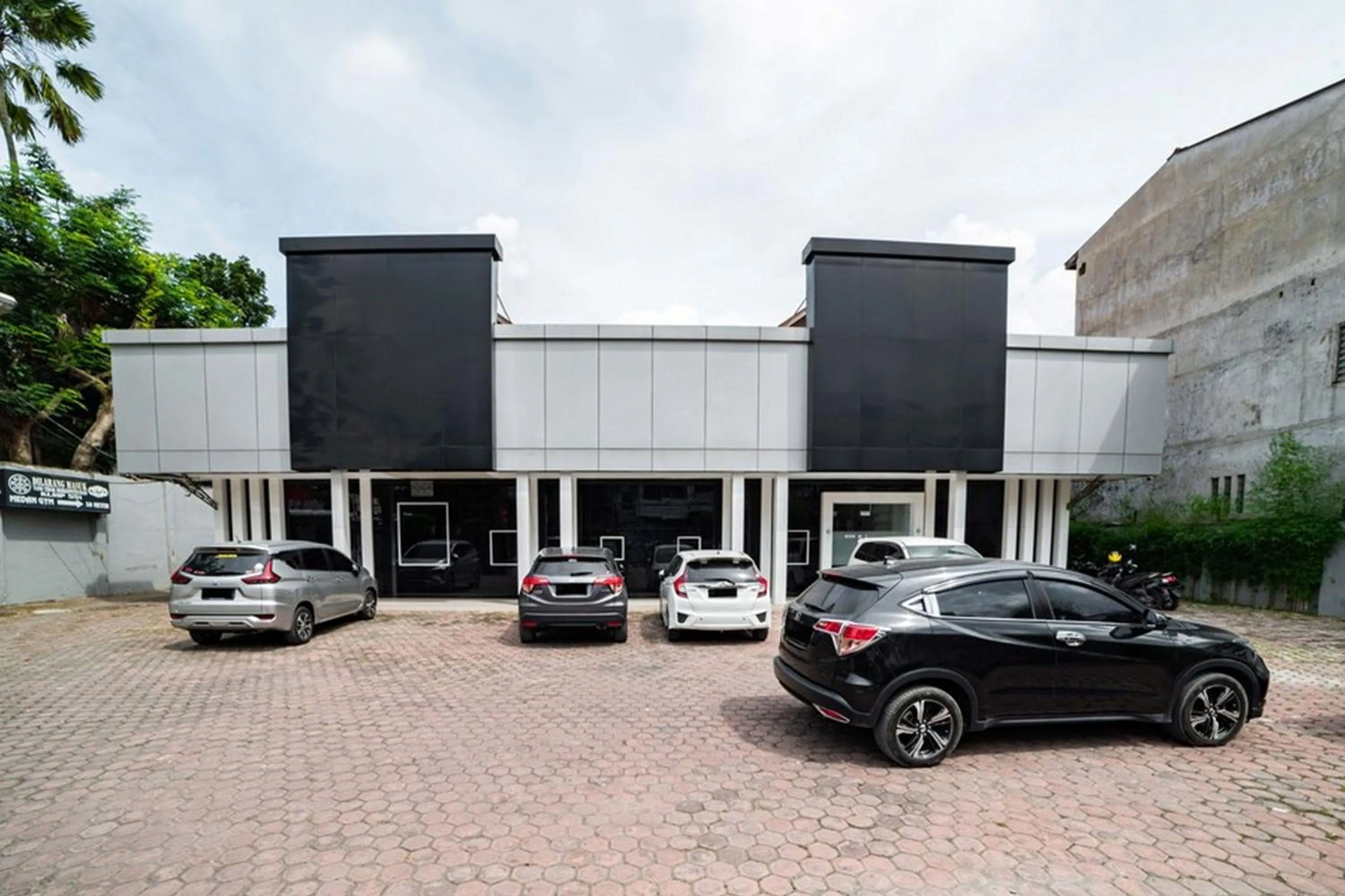 Property building in RedDoorz Plus near Thamrin Plaza Medan