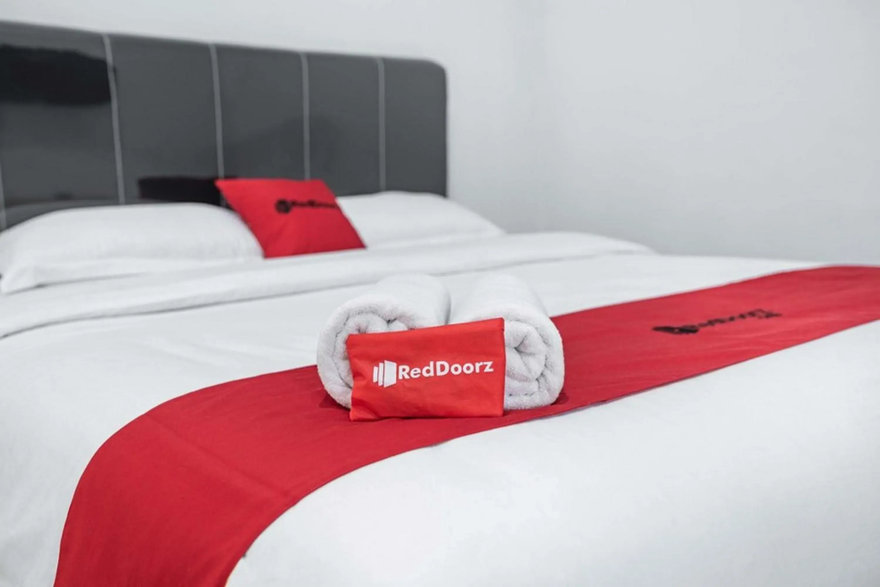 Bedroom, Bed in RedDoorz Plus near Thamrin Plaza Medan Bedroom, Bed in RedDoorz Plus near Thamrin Plaza Medan