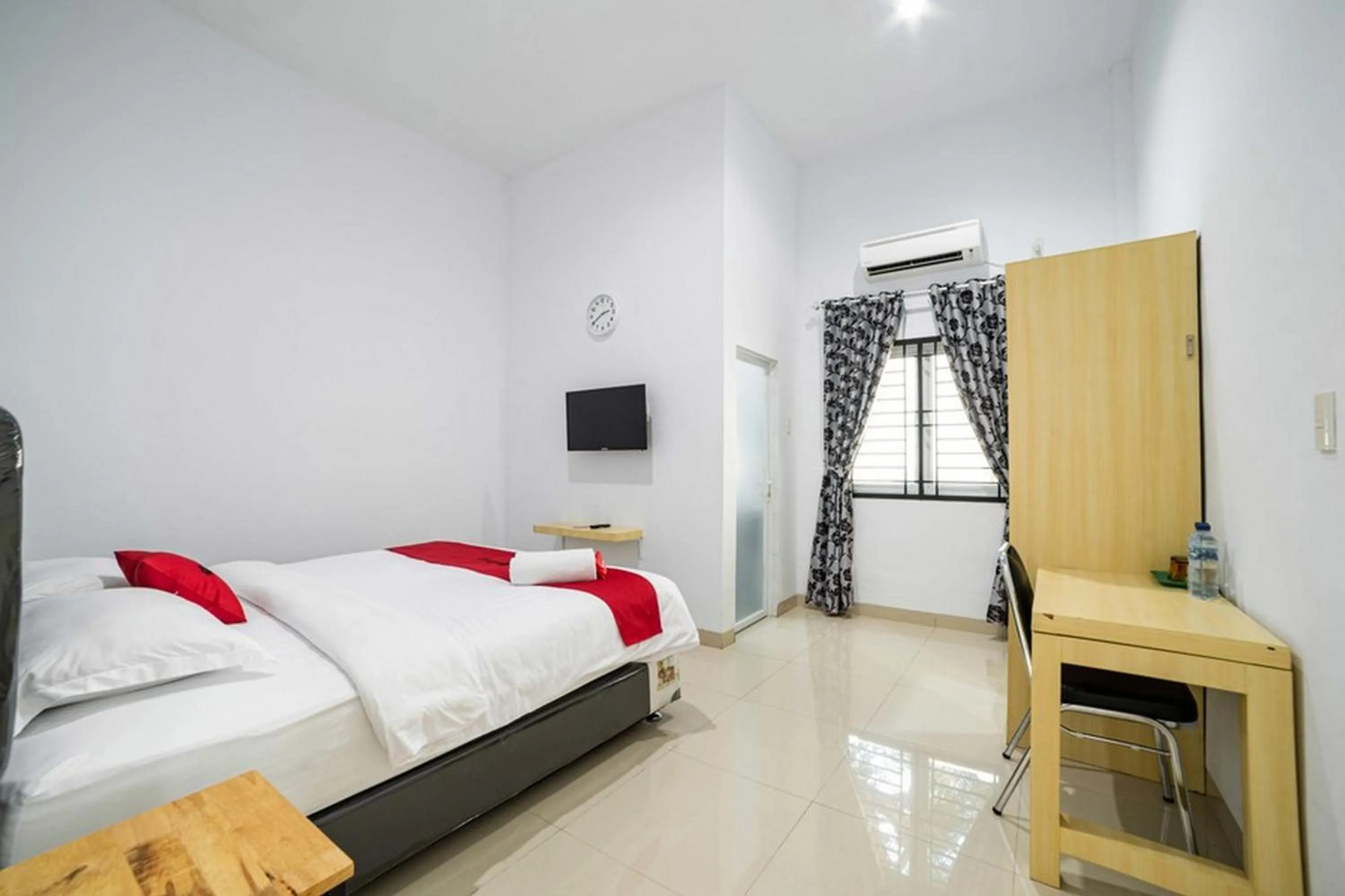 Bed in RedDoorz Plus near Thamrin Plaza Medan