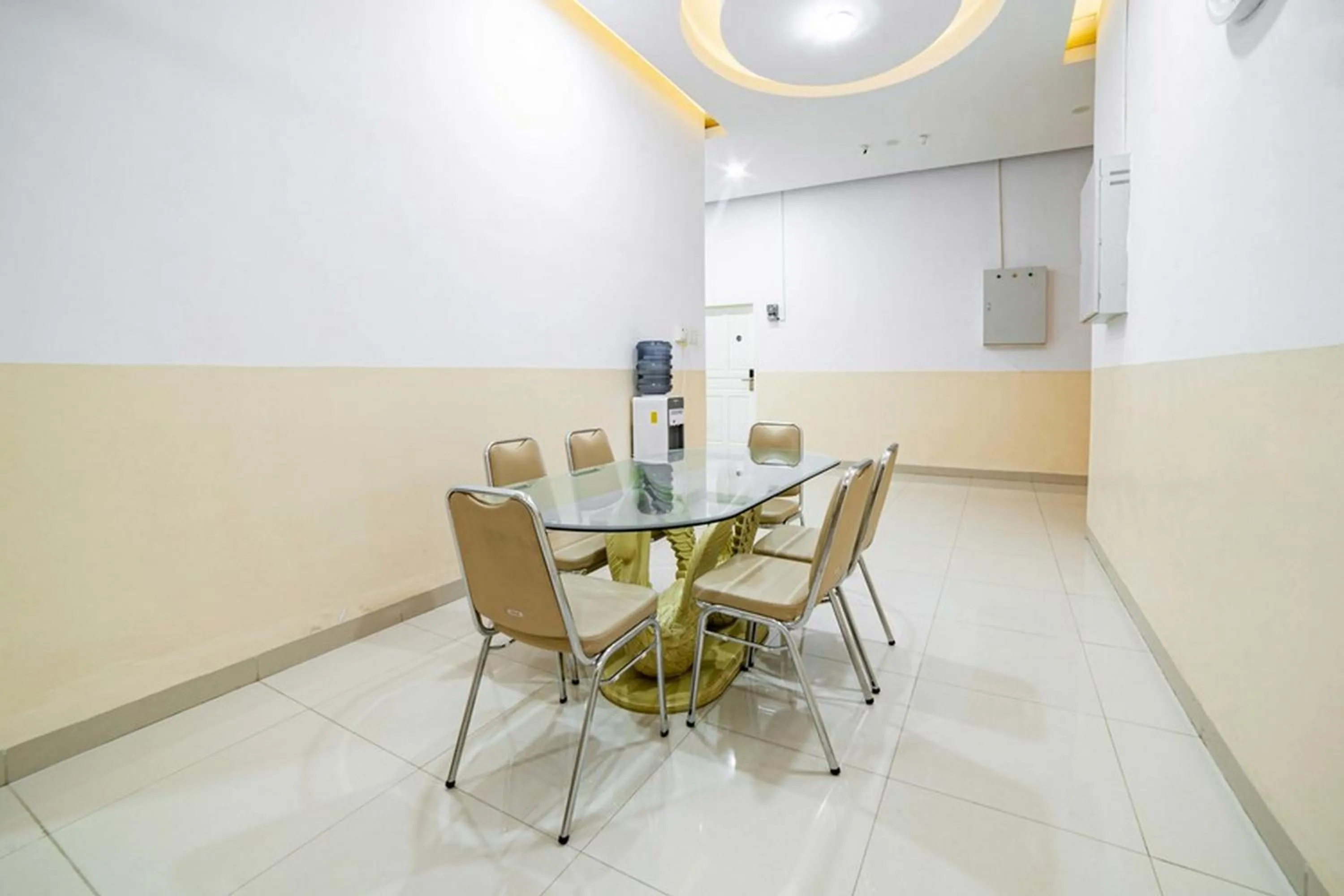 Seating area in RedDoorz Plus near Thamrin Plaza Medan