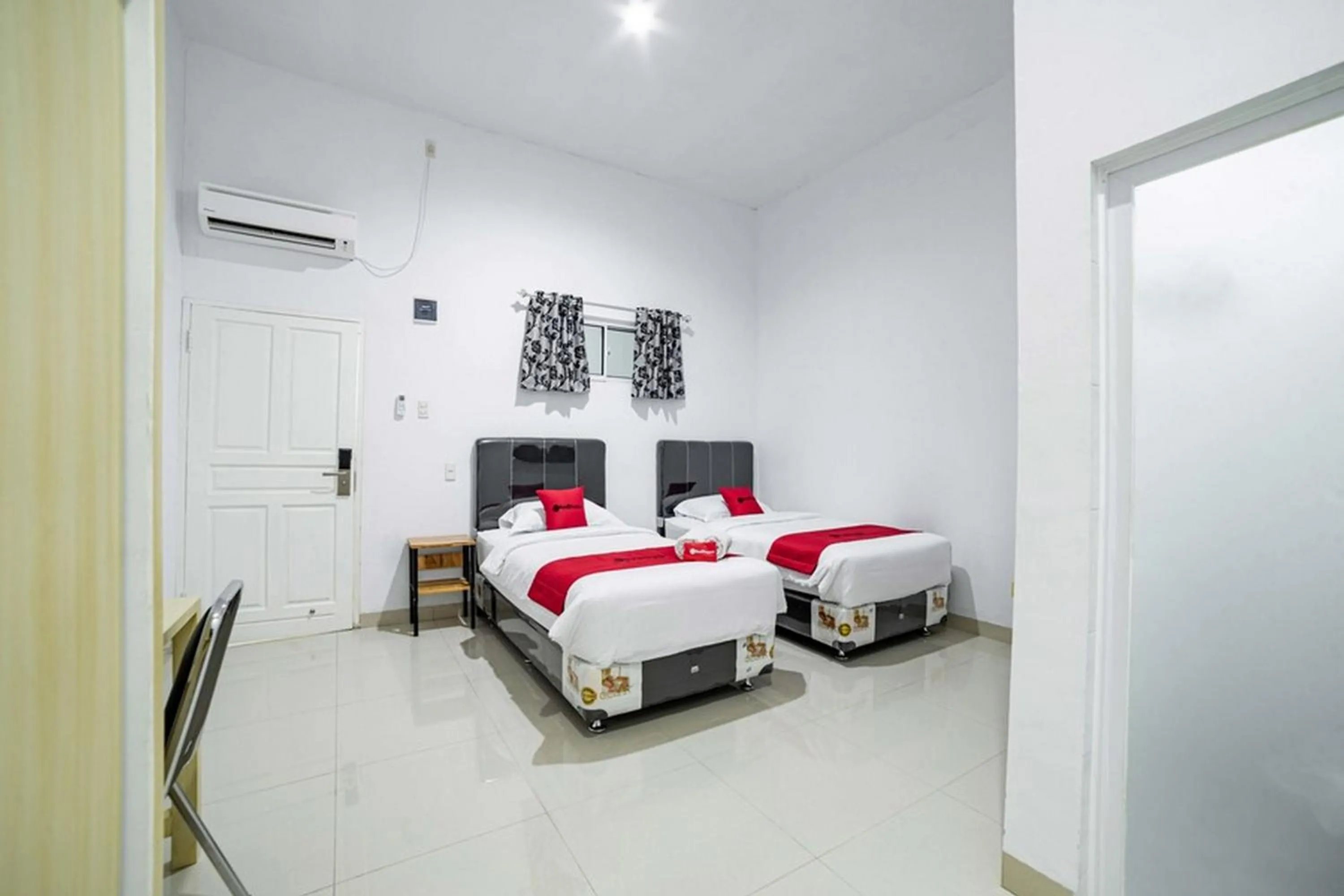 Bed in RedDoorz Plus near Thamrin Plaza Medan