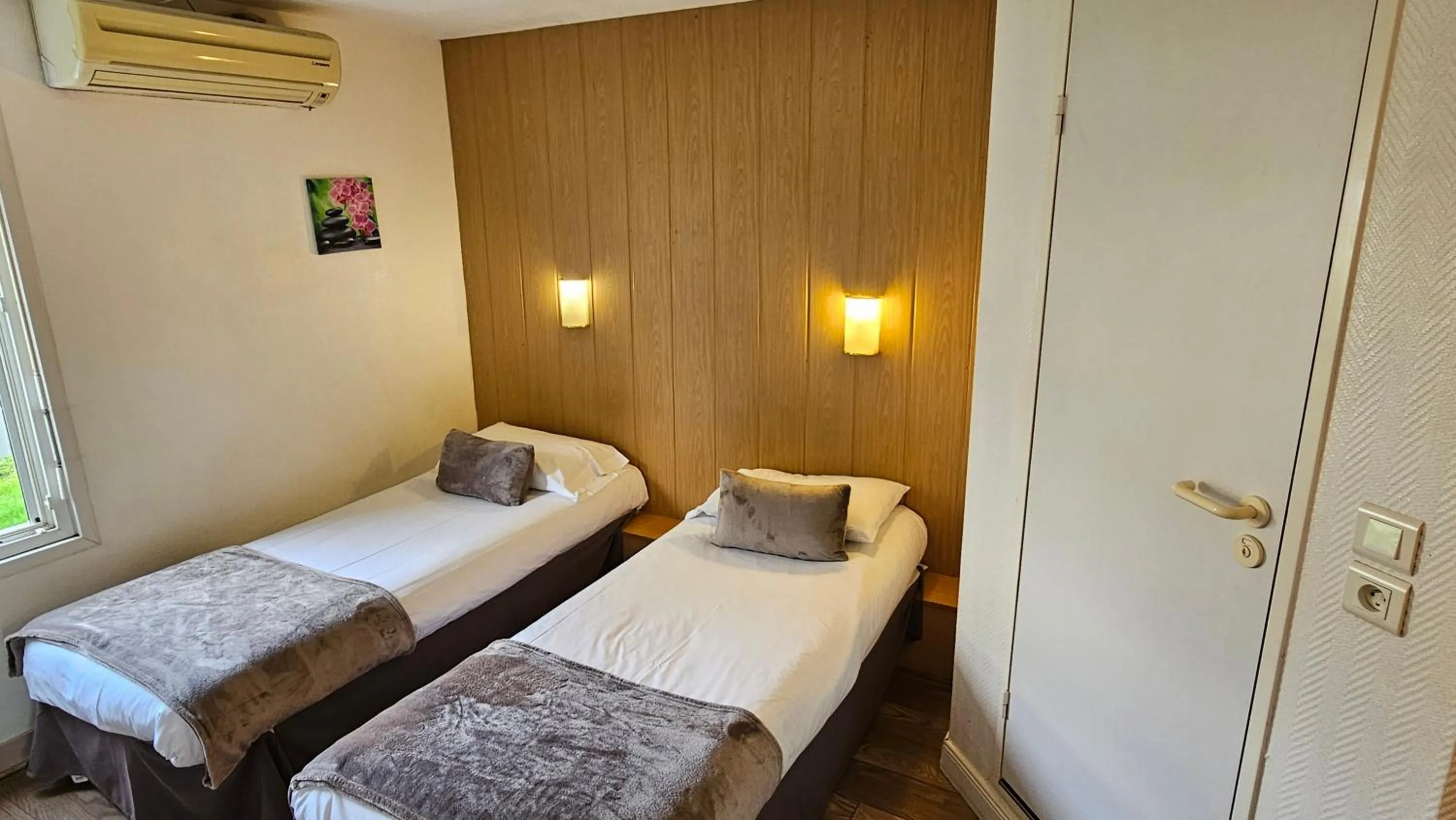 Bedroom, Bed in Brit Hotel Essentiel Pau Lescar