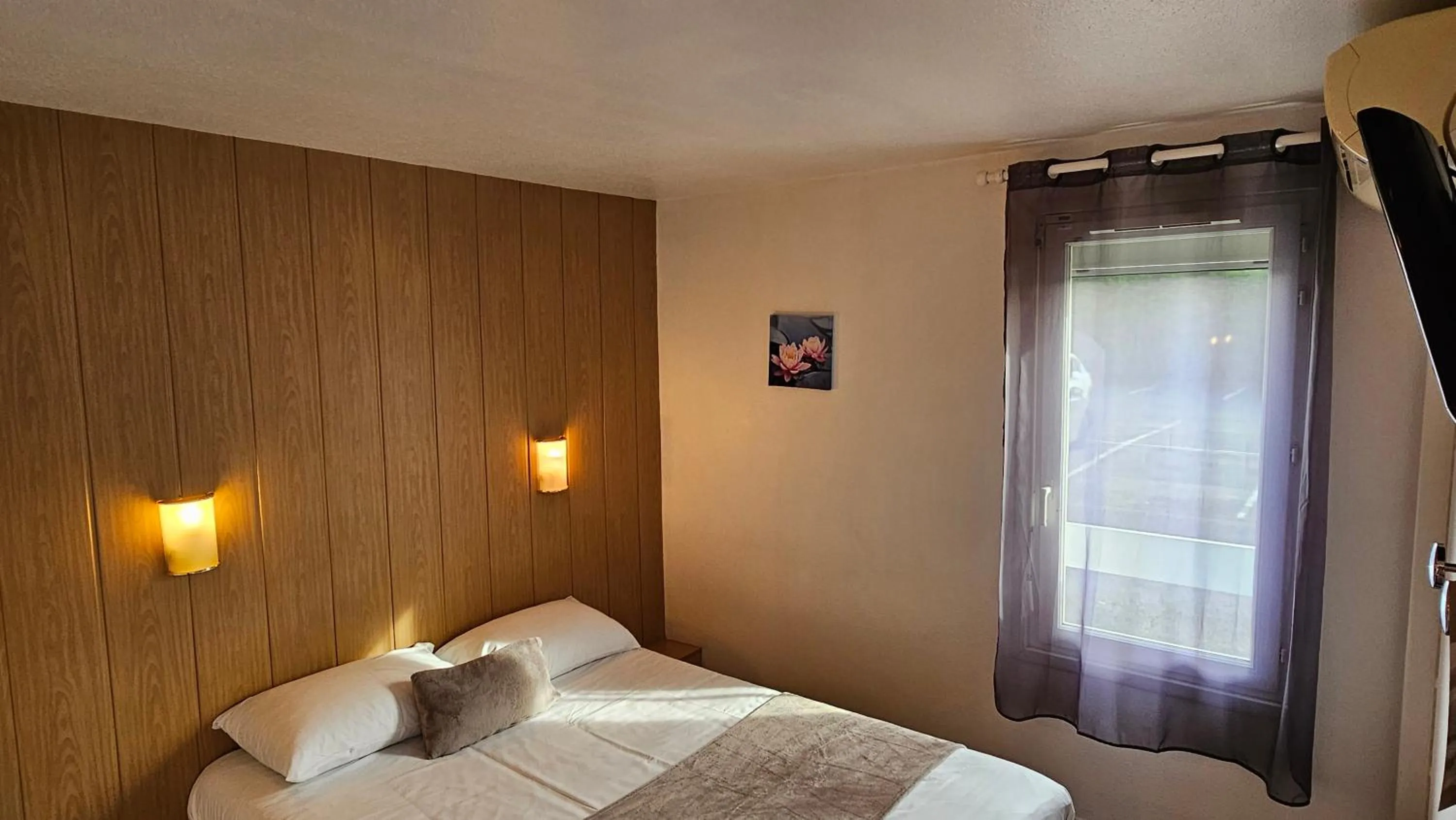 Bed in Brit Hotel Essentiel Pau Lescar