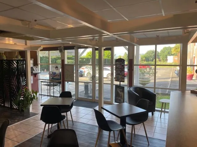 Lounge or bar in Brit Hotel Essentiel Pau Lescar