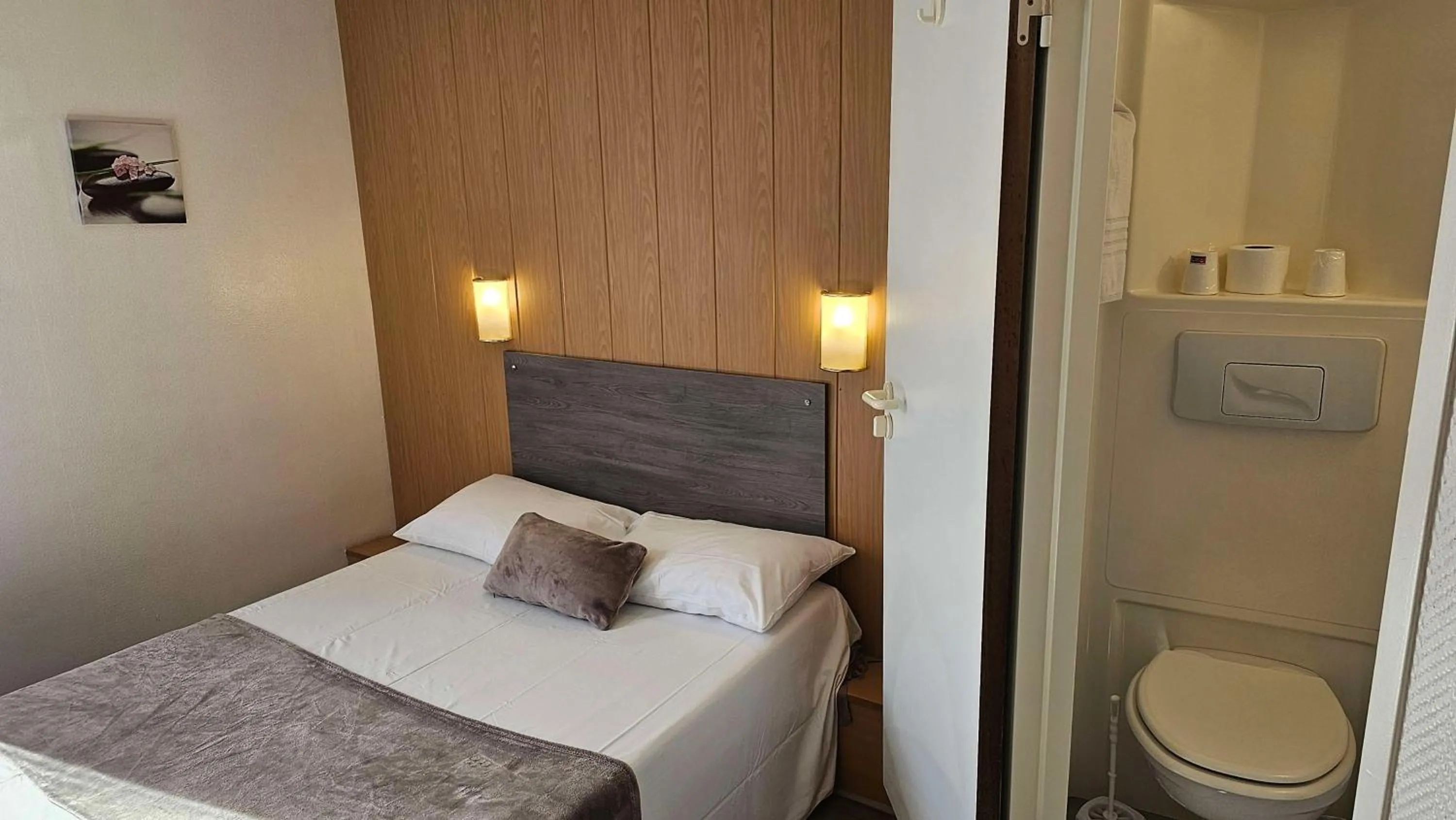 Toilet, Bed in Brit Hotel Essentiel Pau Lescar