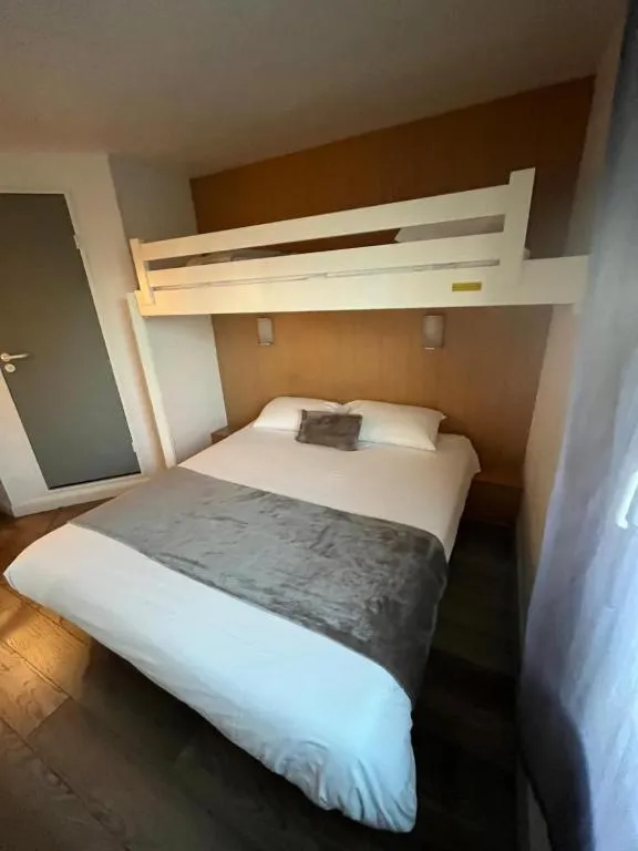 Bed in Brit Hotel Essentiel Pau Lescar