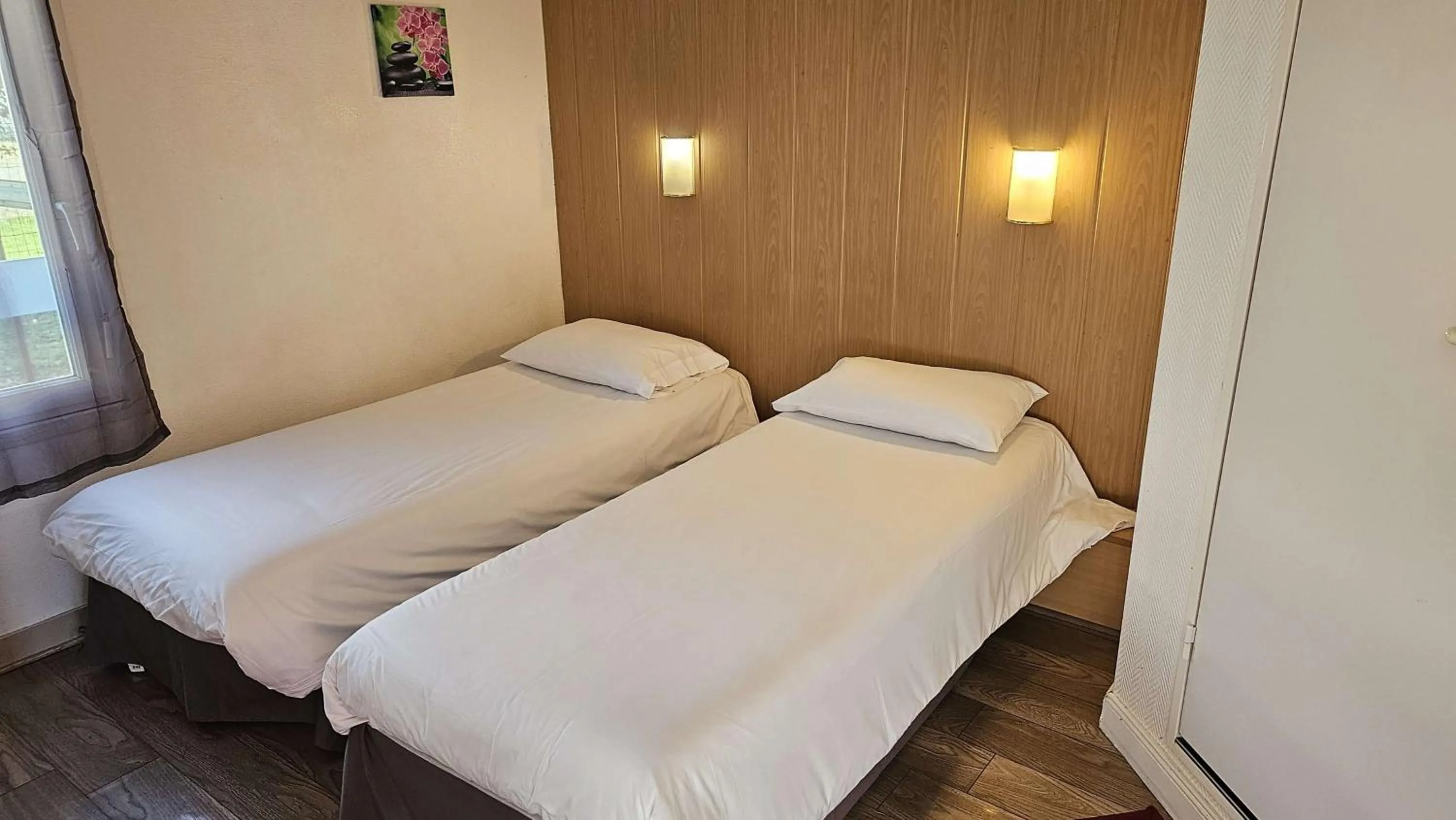 Bed in Brit Hotel Essentiel Pau Lescar