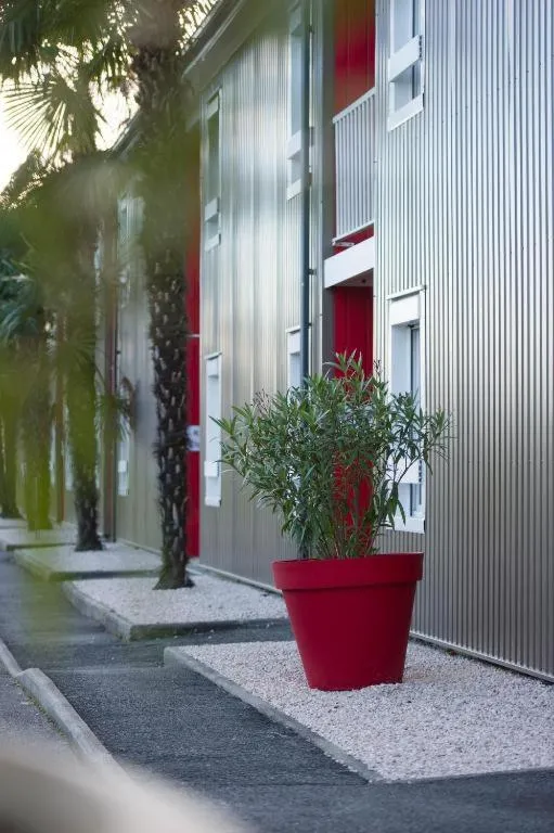 Facade/entrance in Brit Hotel Essentiel Pau Lescar
