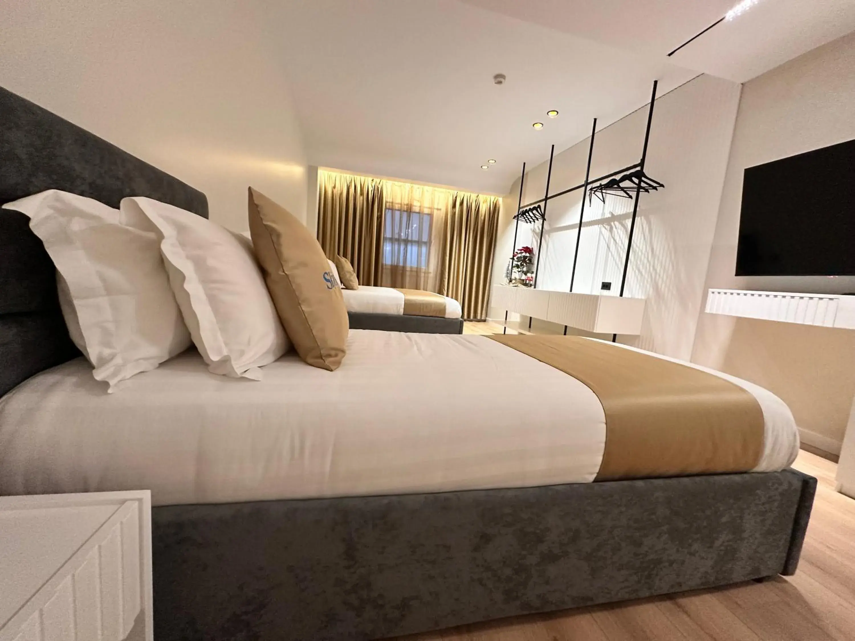 Communal lounge/ TV room, Bed in Sky 2 Hotel Tirana Communal lounge/ TV room, Bed in Sky 2 Hotel Tirana