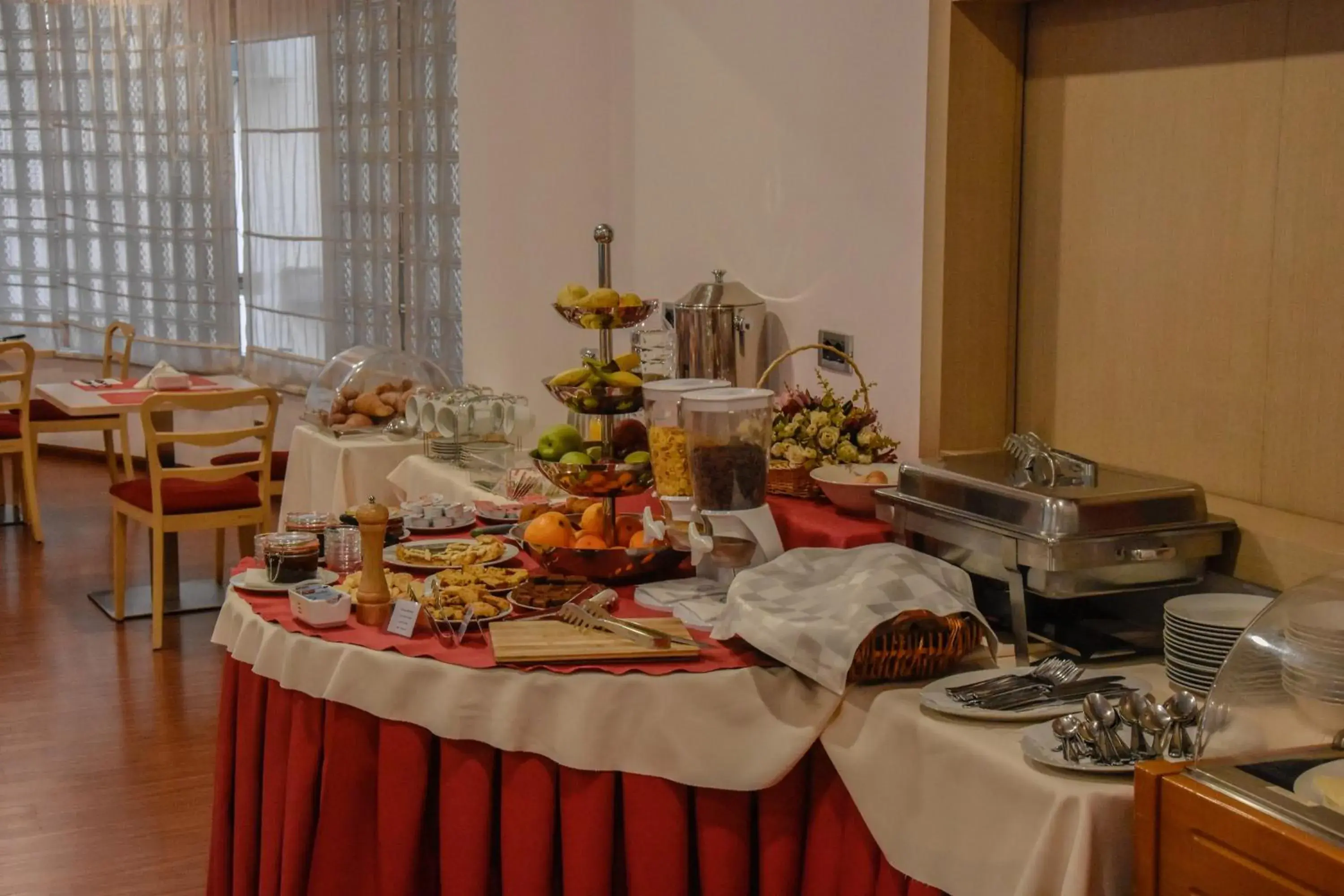 Restaurant/places to eat in Sky 2 Hotel Tirana Restaurant/places to eat in Sky 2 Hotel Tirana