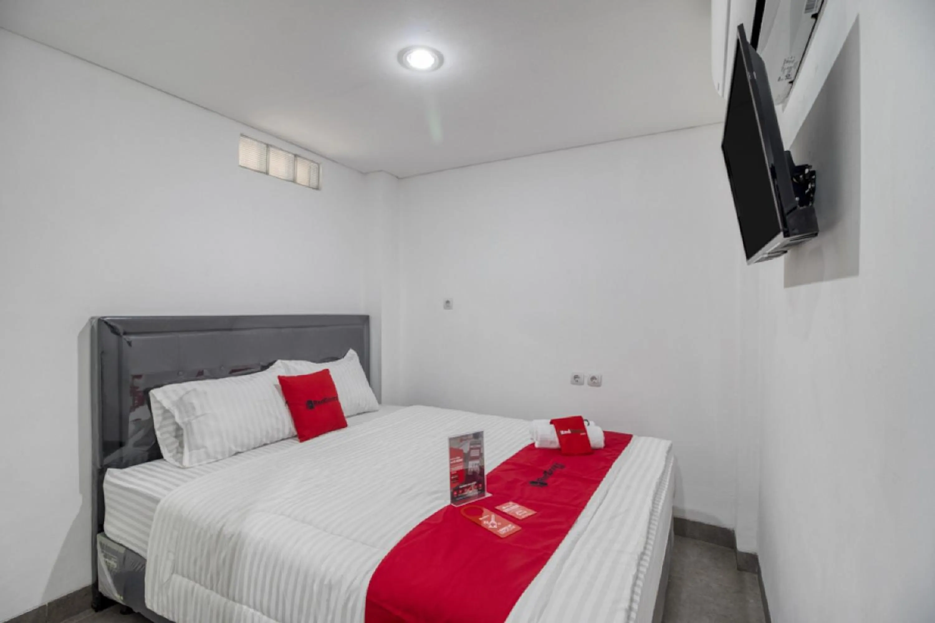 Bedroom, Bed in RedDoorz Syariah near Galeria Mall Yogyakarta