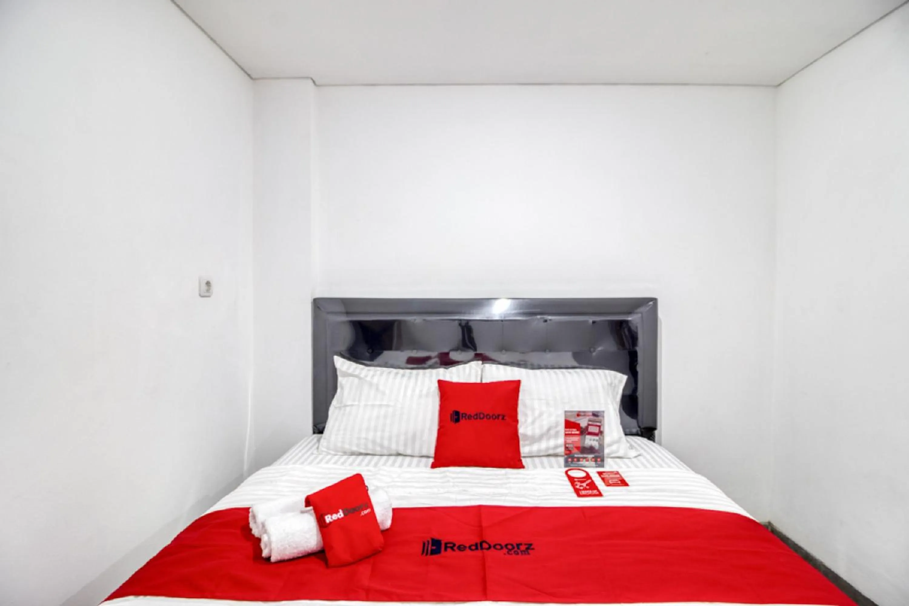 Bedroom, Bed in RedDoorz Syariah near Galeria Mall Yogyakarta