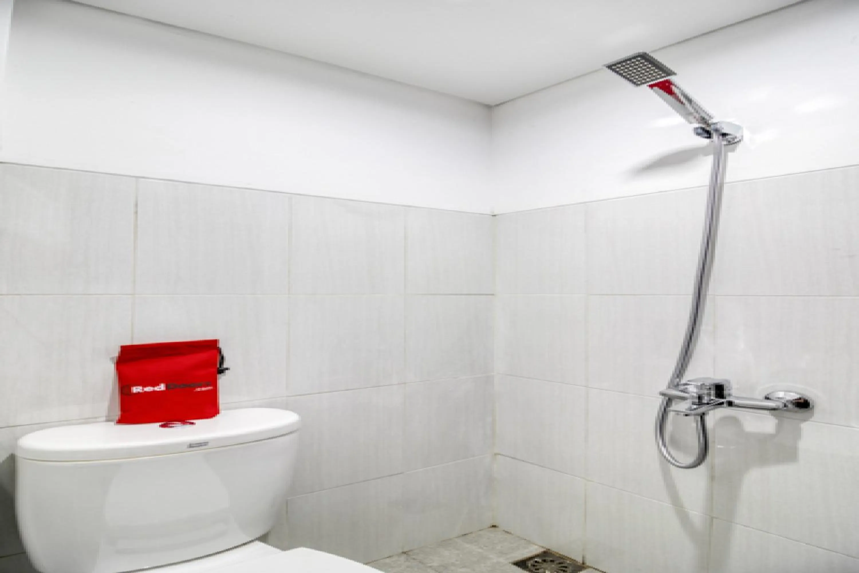 Bathroom in RedDoorz Syariah near Galeria Mall Yogyakarta