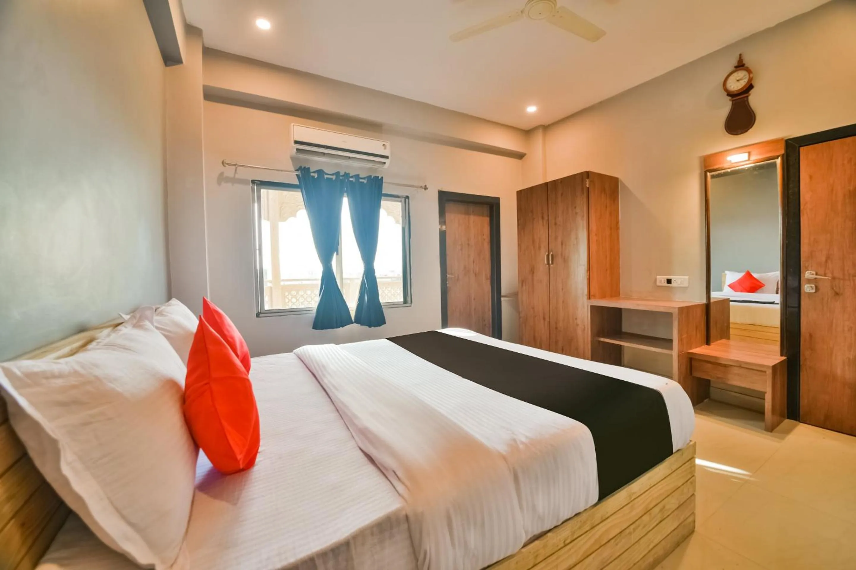 Bedroom, Bed in Capital O Amit Palace