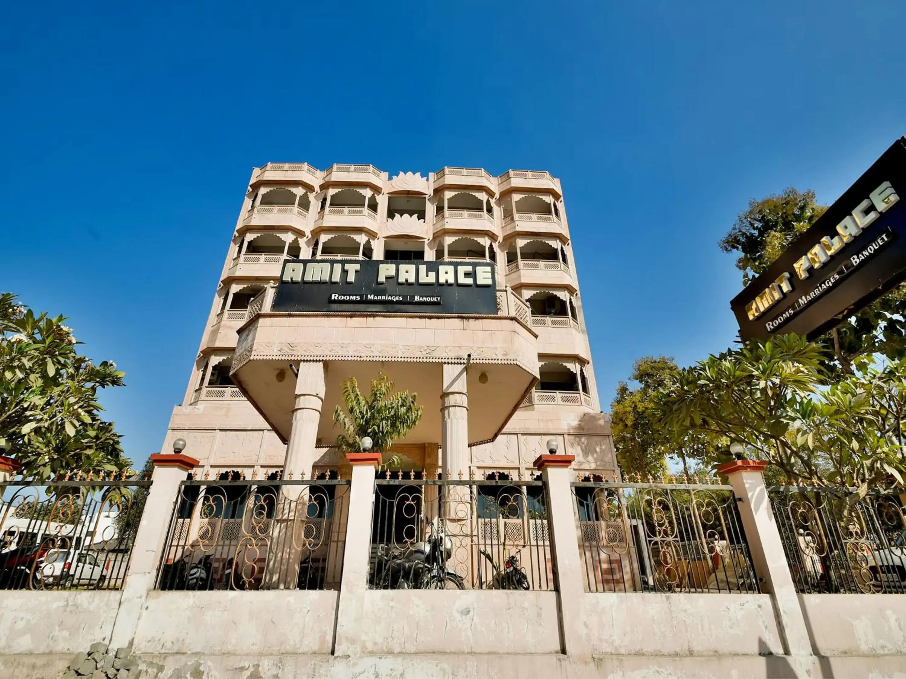 Facade/entrance in Capital O Amit Palace Facade/entrance in Capital O Amit Palace