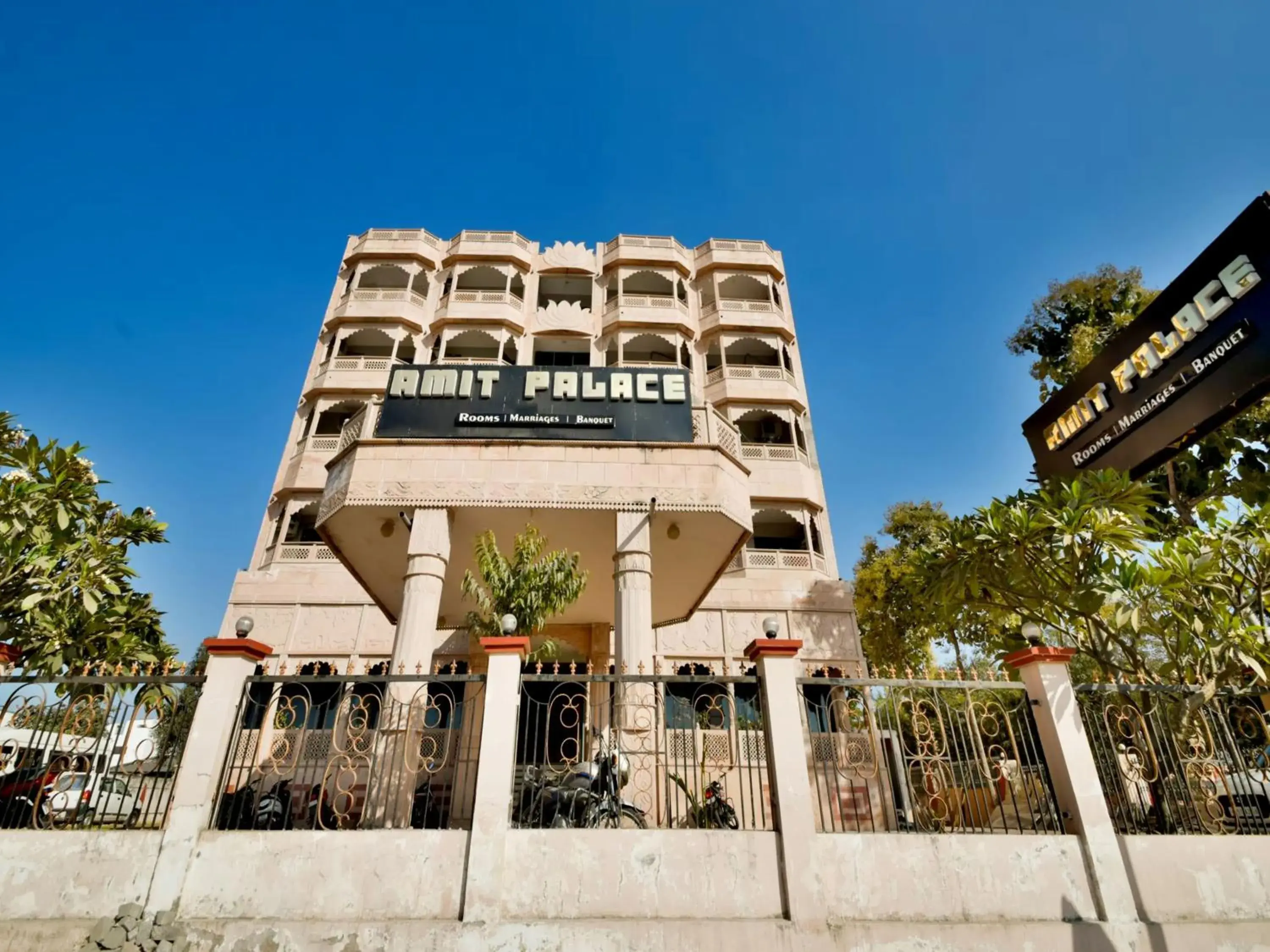 Facade/entrance in Capital O Amit Palace Facade/entrance in Capital O Amit Palace