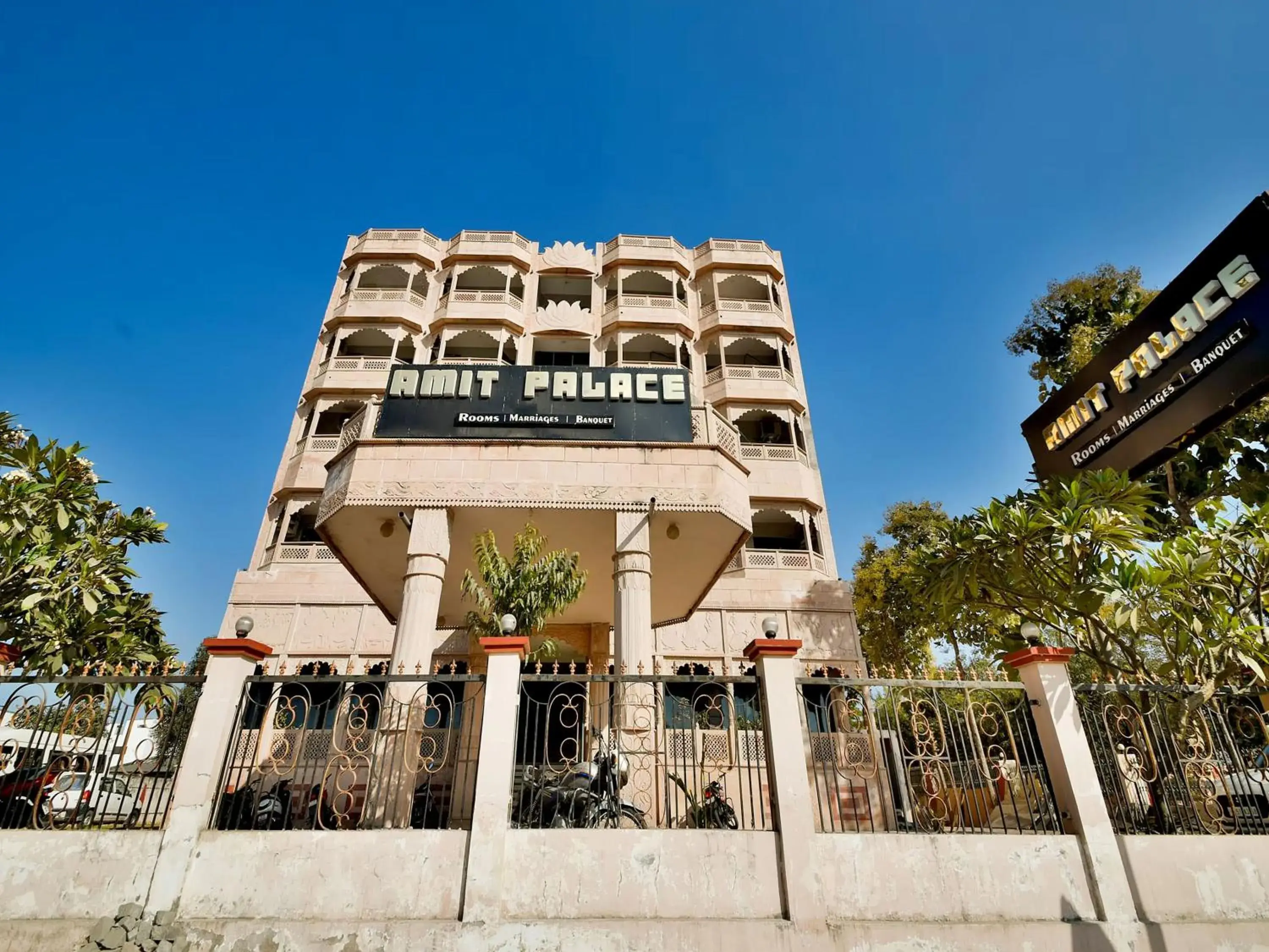 Facade/entrance in Capital O Amit Palace Facade/entrance in Capital O Amit Palace