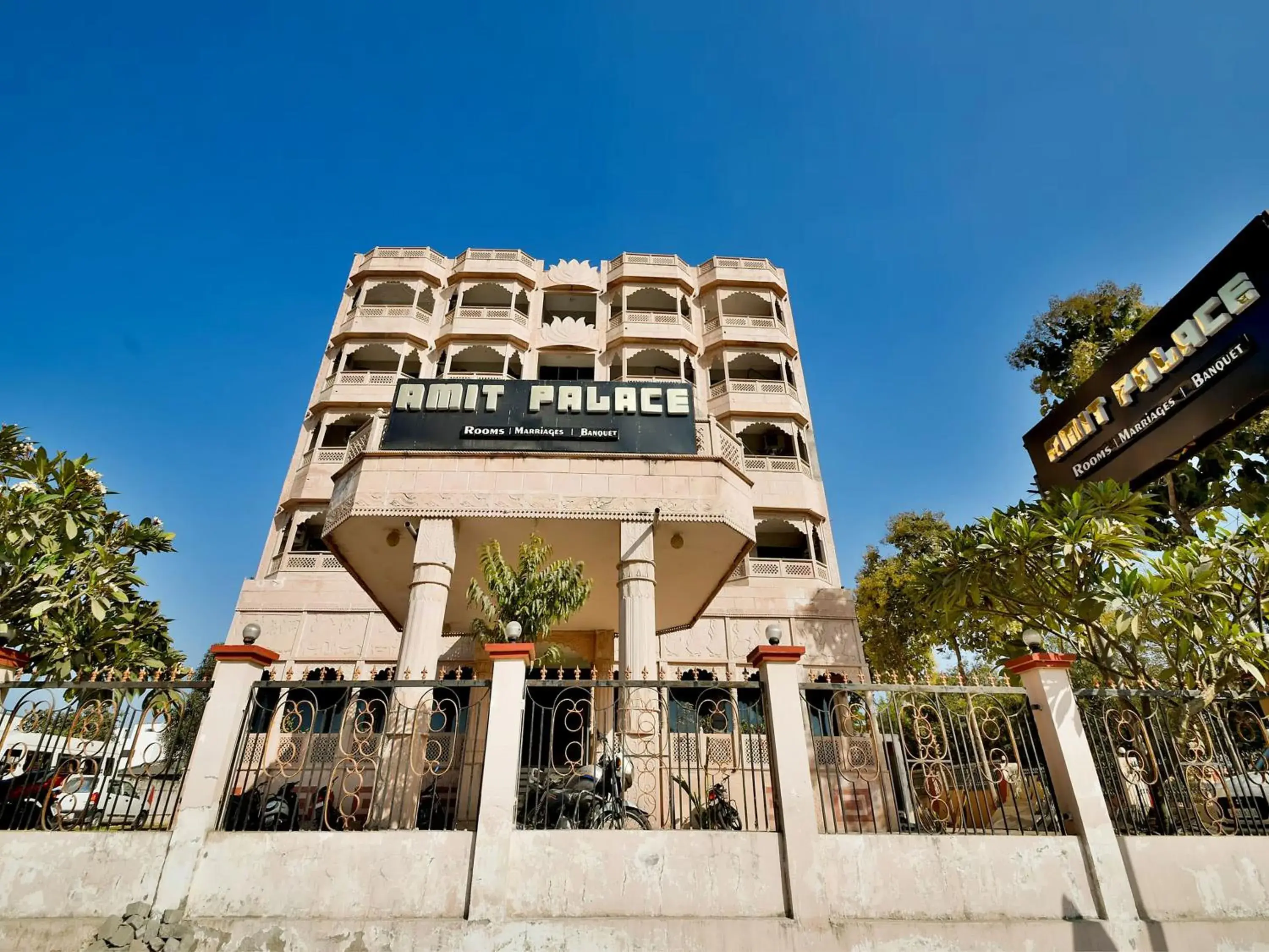 Facade/entrance in Capital O Amit Palace Facade/entrance in Capital O Amit Palace