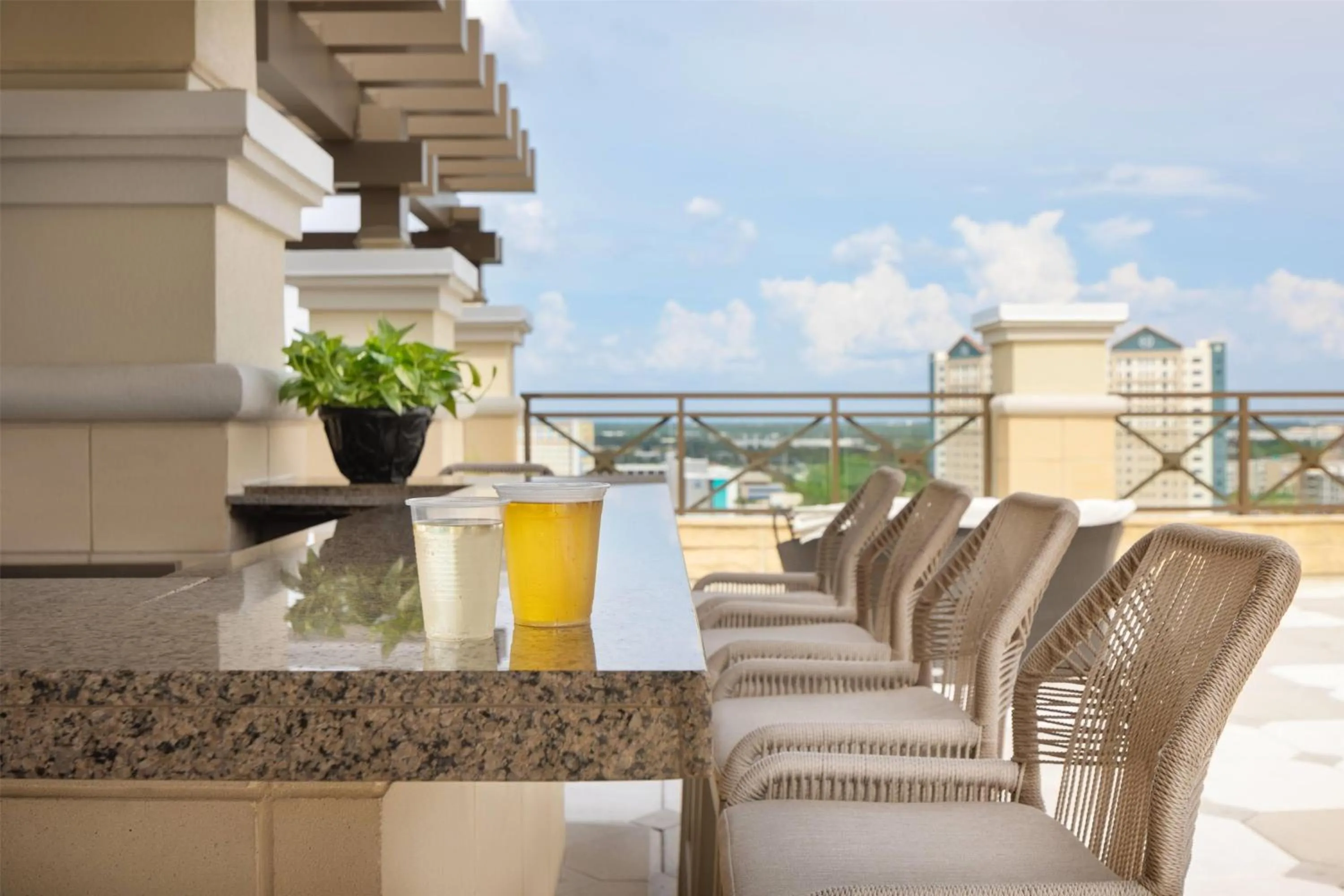 Lounge or bar in Ramada Plaza by Wyndham Orlando Resort & Suites Intl Drive - Newly Renovated!