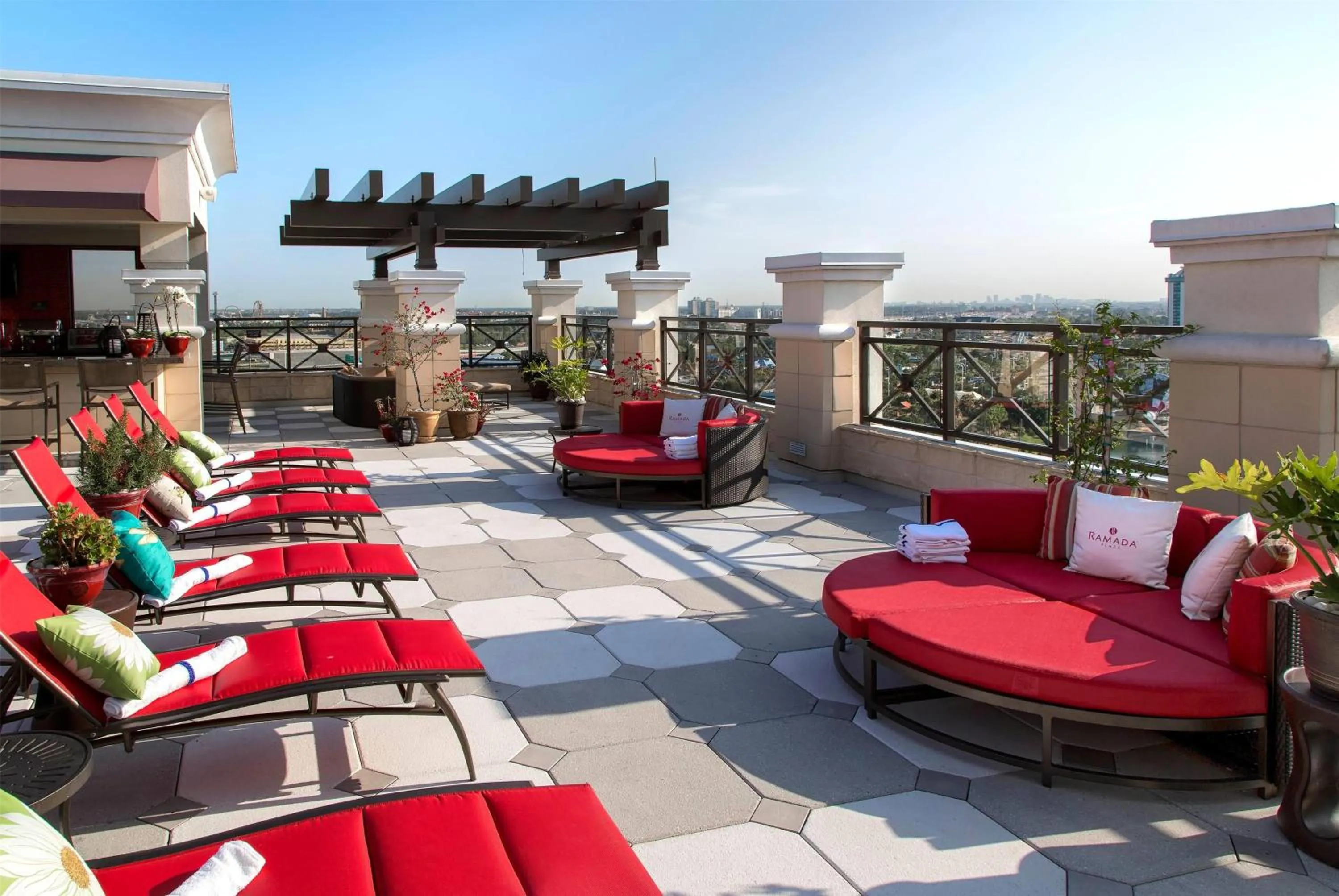 Lounge or bar in Ramada Plaza by Wyndham Orlando Resort & Suites Intl Drive - Newly Renovated!