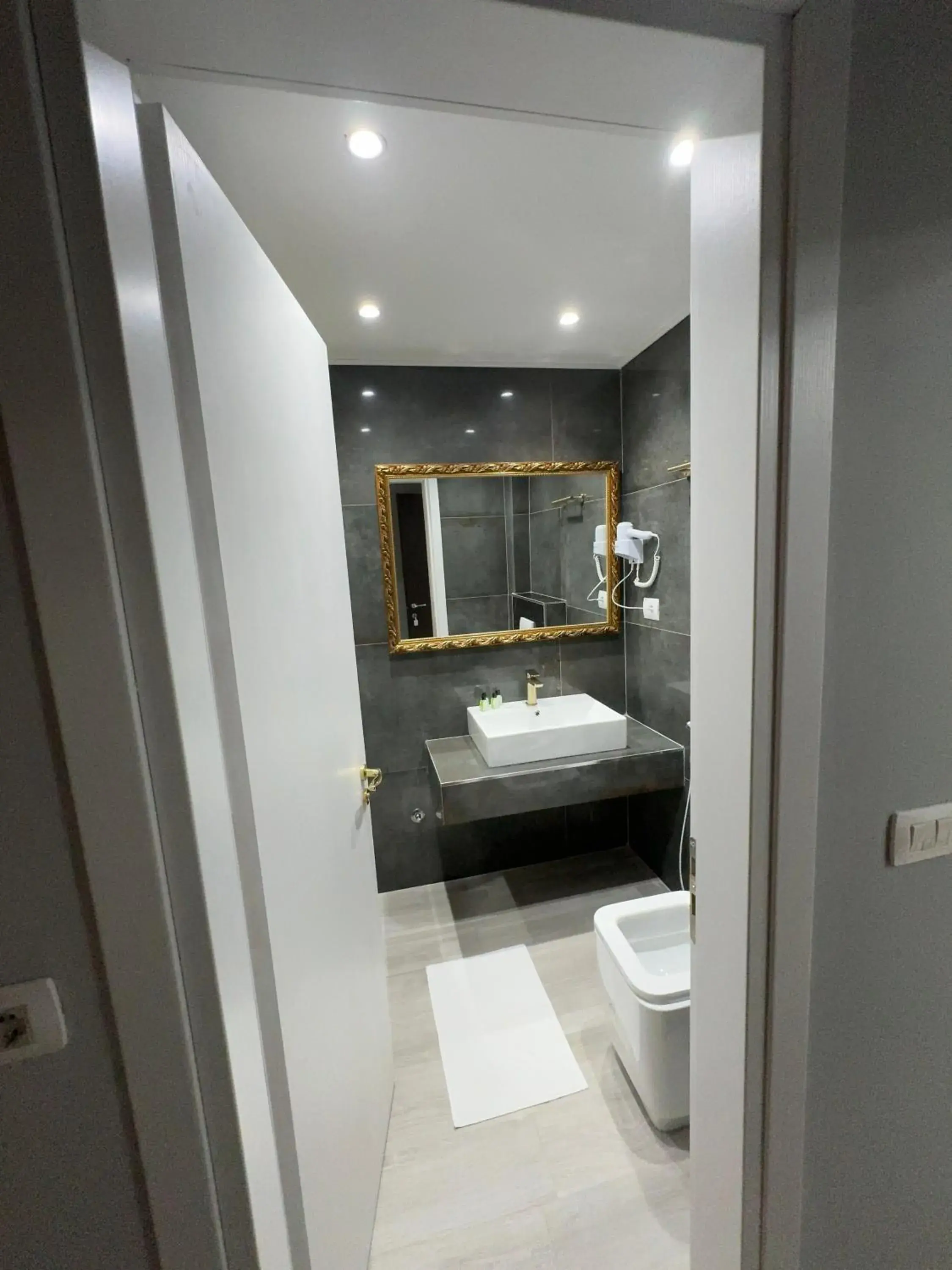 Standard Double Room with Balcony and Sea View in Hotel Royal Saranda Standard Double Room with Balcony and Sea View in Hotel Royal Saranda