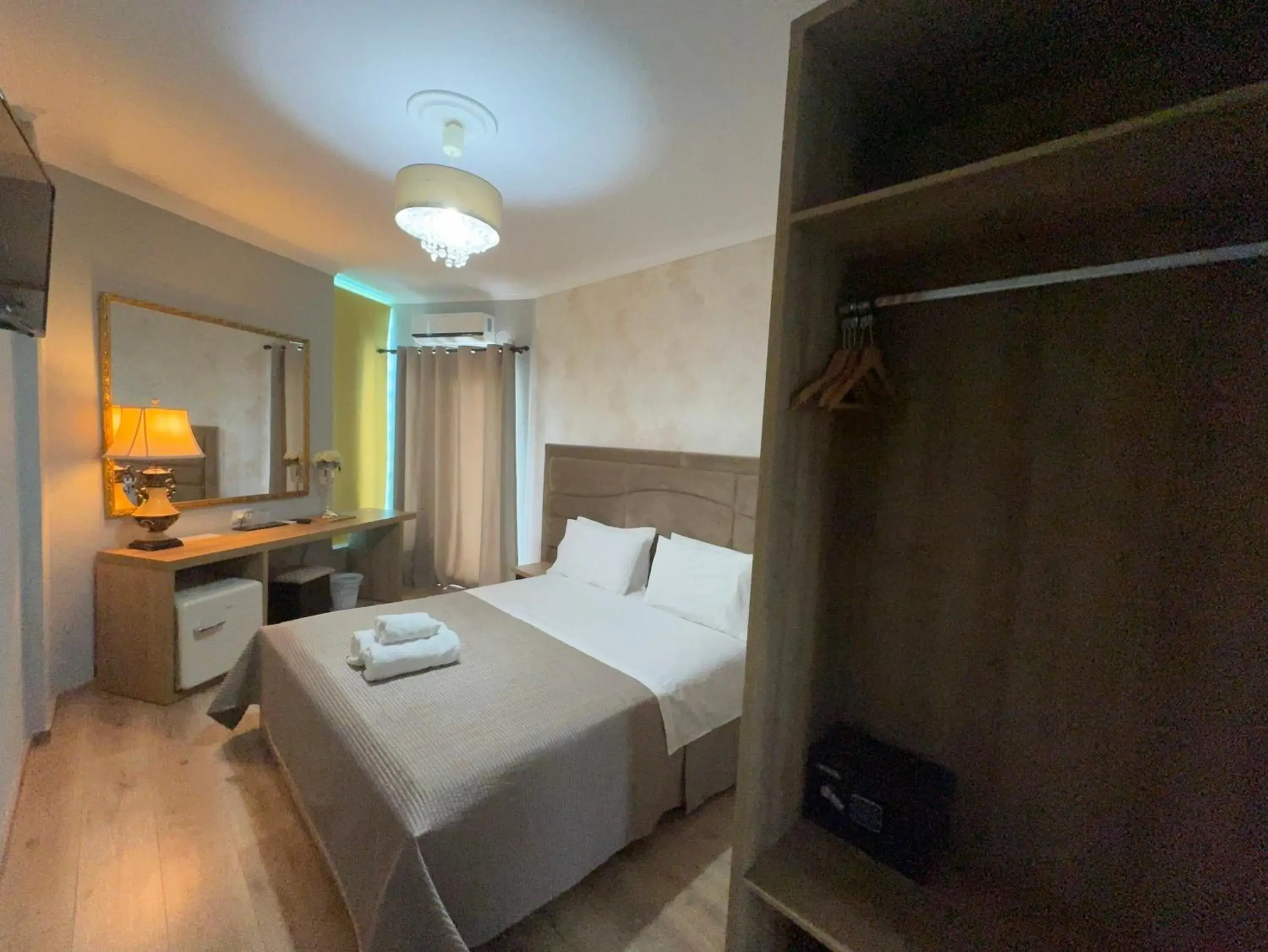 Standard Double Room with Balcony and Sea View in Hotel Royal Saranda Standard Double Room with Balcony and Sea View in Hotel Royal Saranda