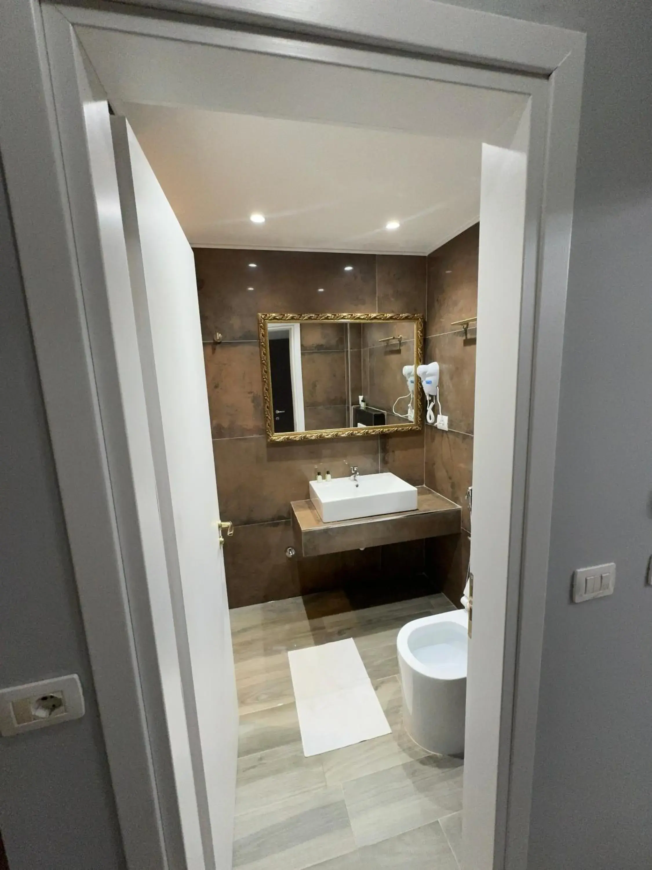 Standard Double Room with Balcony and Sea View in Hotel Royal Saranda Standard Double Room with Balcony and Sea View in Hotel Royal Saranda