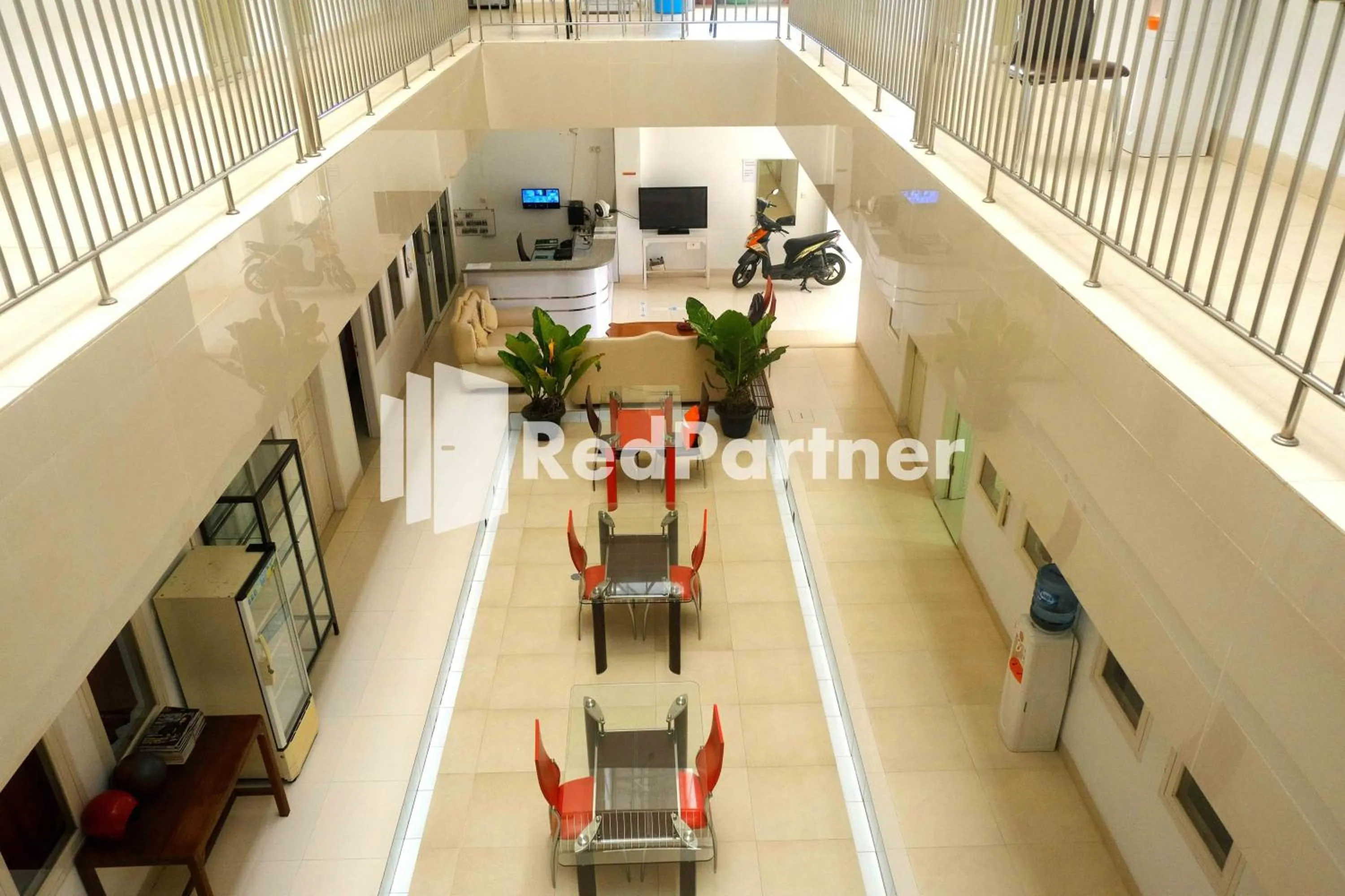 Dining area in Fortuner Homestay Syariah Makassar Mitra RedDoorz