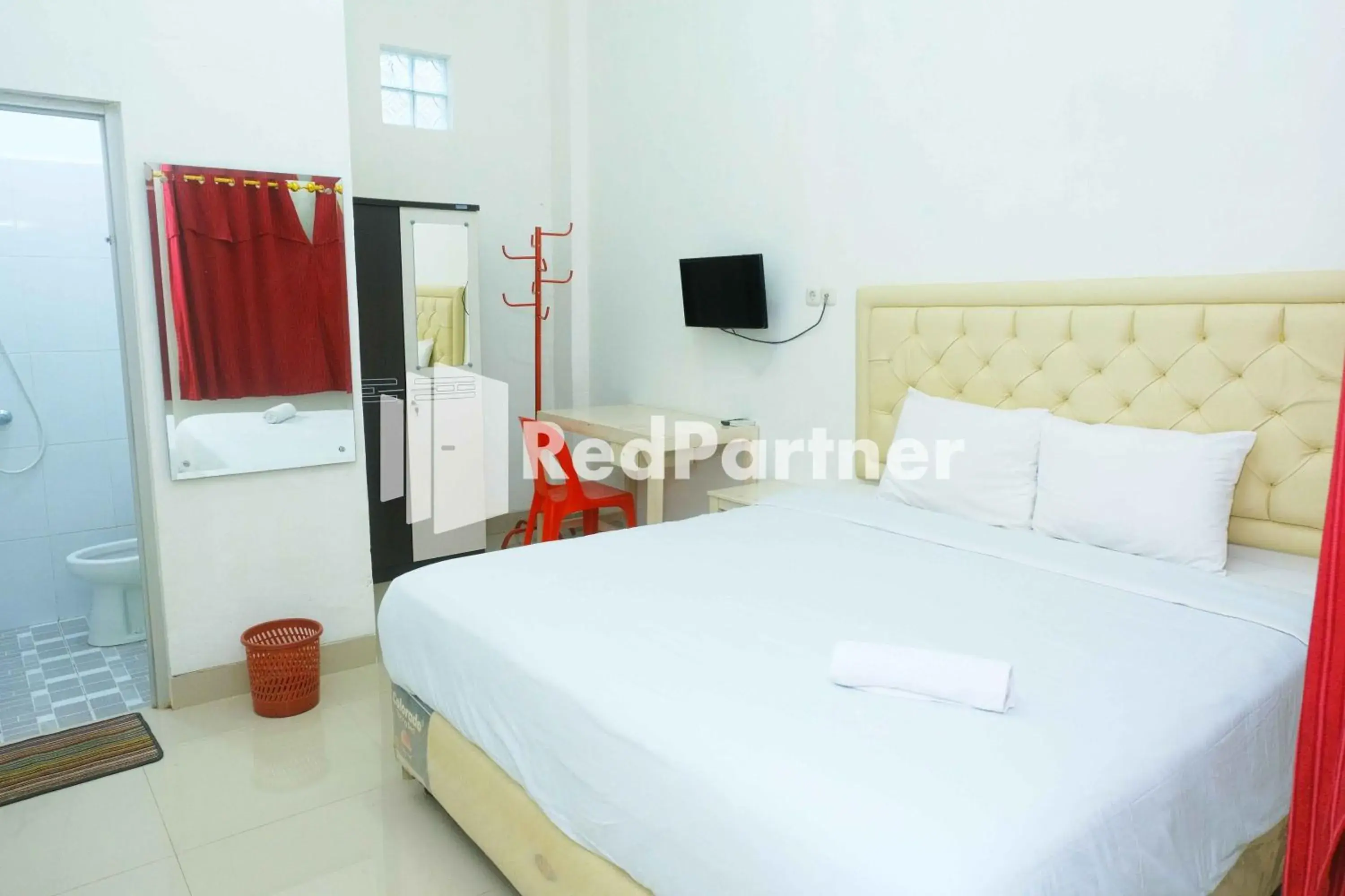 Bedroom, Bed in Fortuner Homestay Syariah Makassar Mitra RedDoorz Bedroom, Bed in Fortuner Homestay Syariah Makassar Mitra RedDoorz