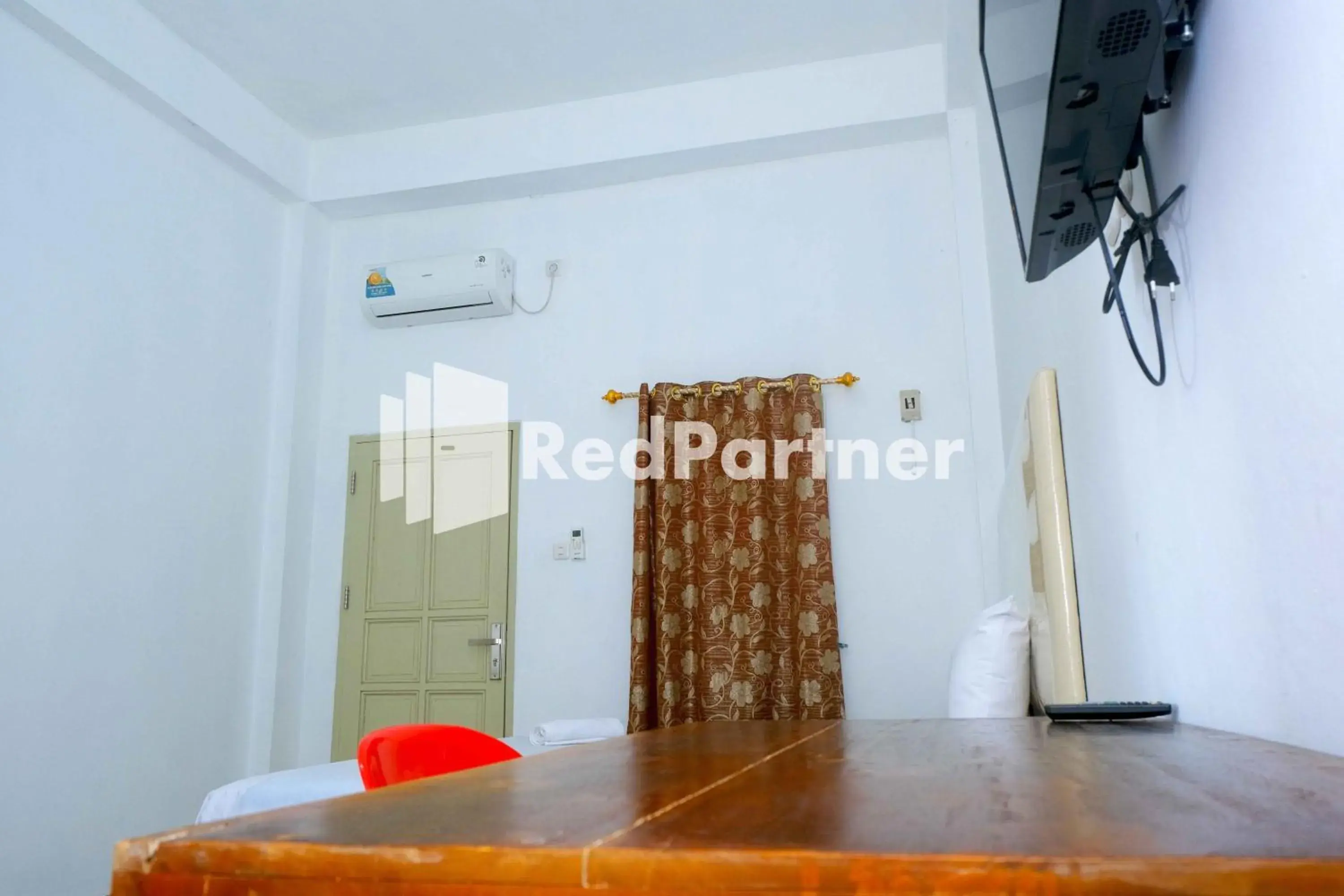 TV and multimedia in Fortuner Homestay Syariah Makassar Mitra RedDoorz TV and multimedia in Fortuner Homestay Syariah Makassar Mitra RedDoorz