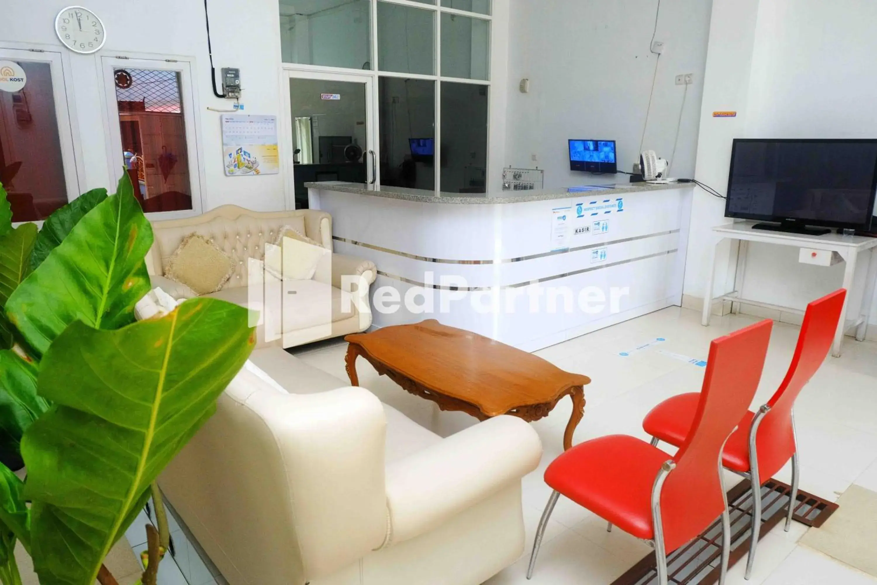 Lobby or reception in Fortuner Homestay Syariah Makassar Mitra RedDoorz Lobby or reception in Fortuner Homestay Syariah Makassar Mitra RedDoorz