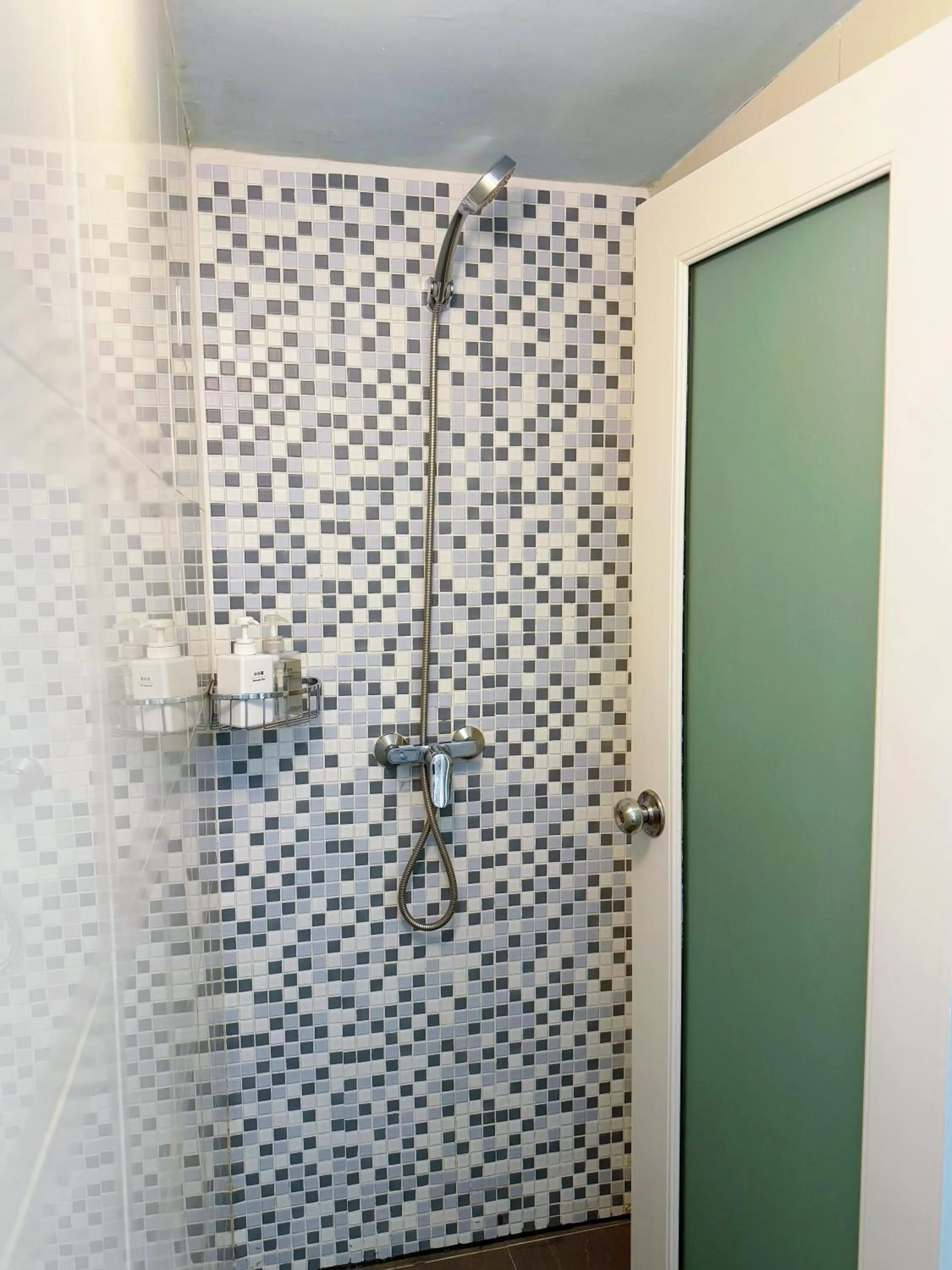 Shower in Shenzhen Loft Youth Hostel