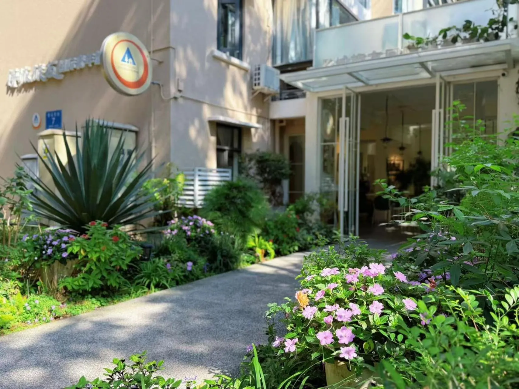 Property building in Shenzhen Loft Youth Hostel