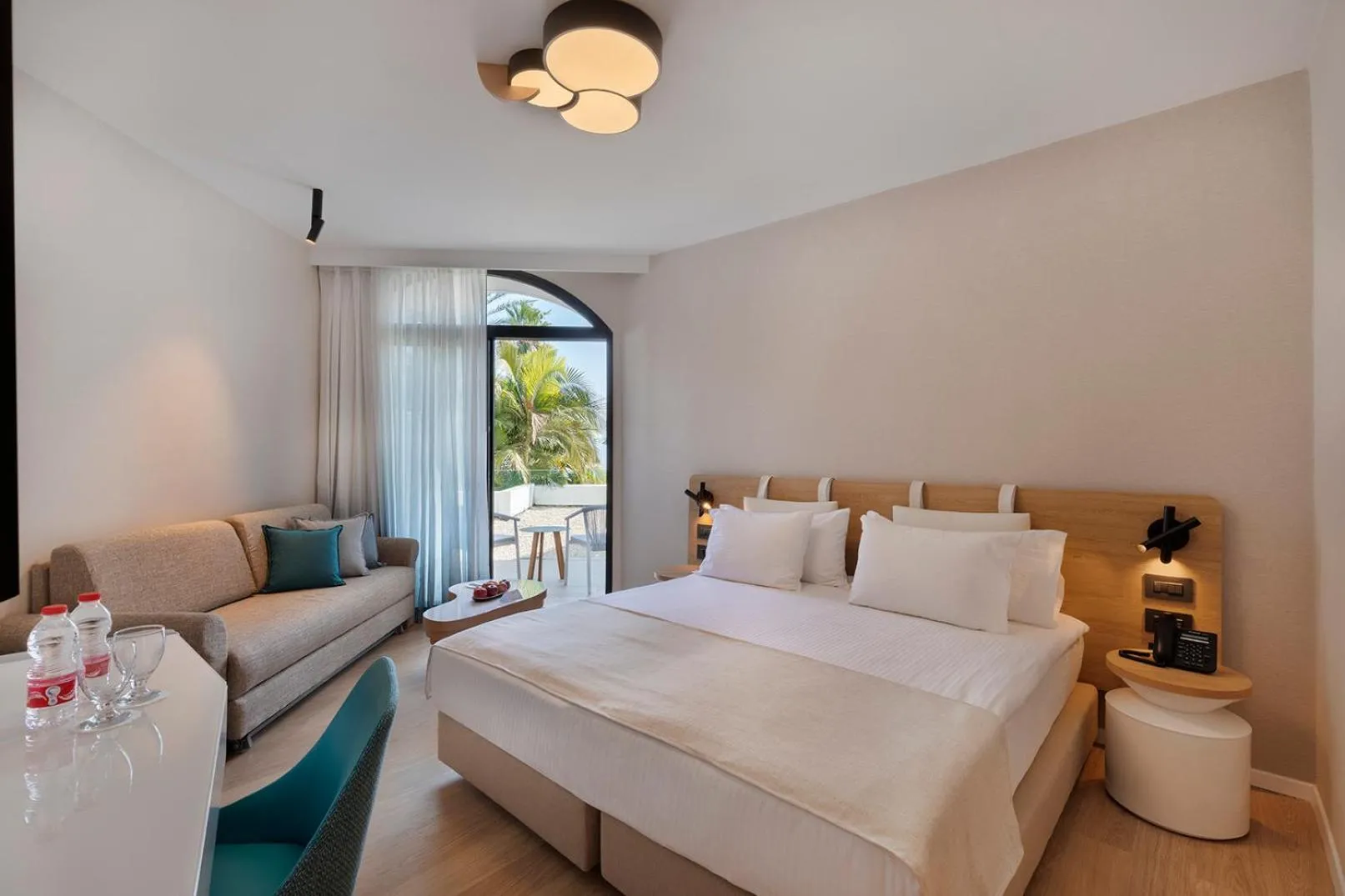 Bedroom, Bed in Gai Beach Hotel