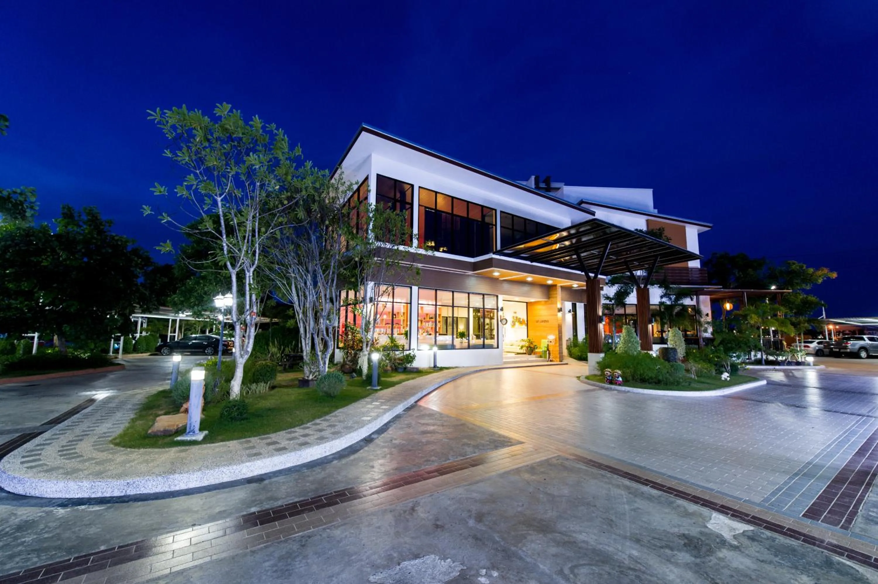 Facade/entrance in Mamaison Hotel