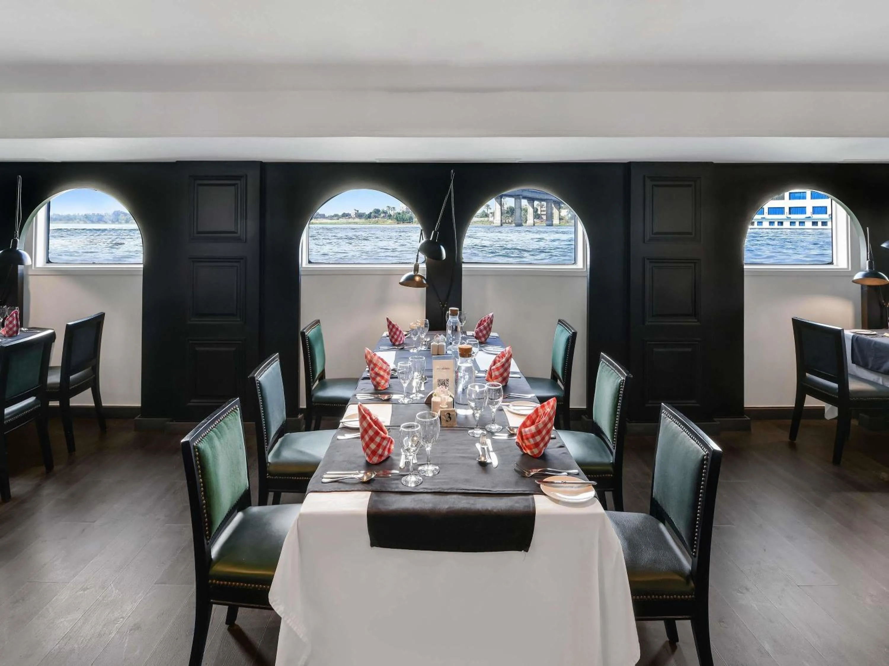 Restaurant/places to eat in Movenpick MS Hamees