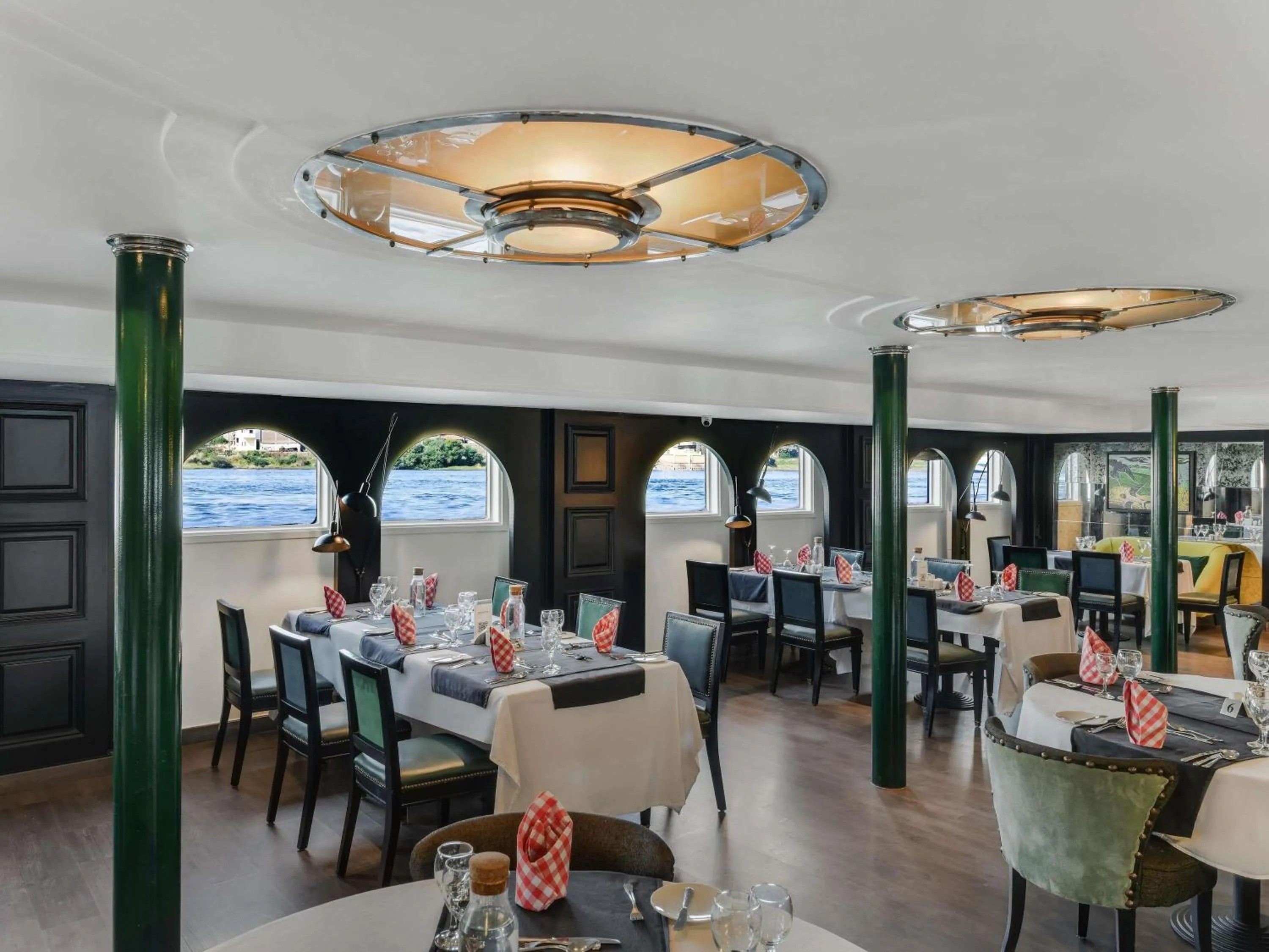 Restaurant/places to eat in Movenpick MS Hamees